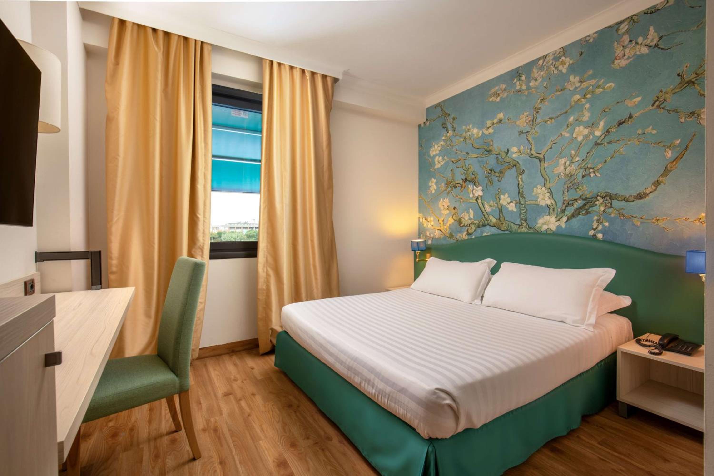 Executive Queen Room with Mini-bar - Pool View - Photo 2
