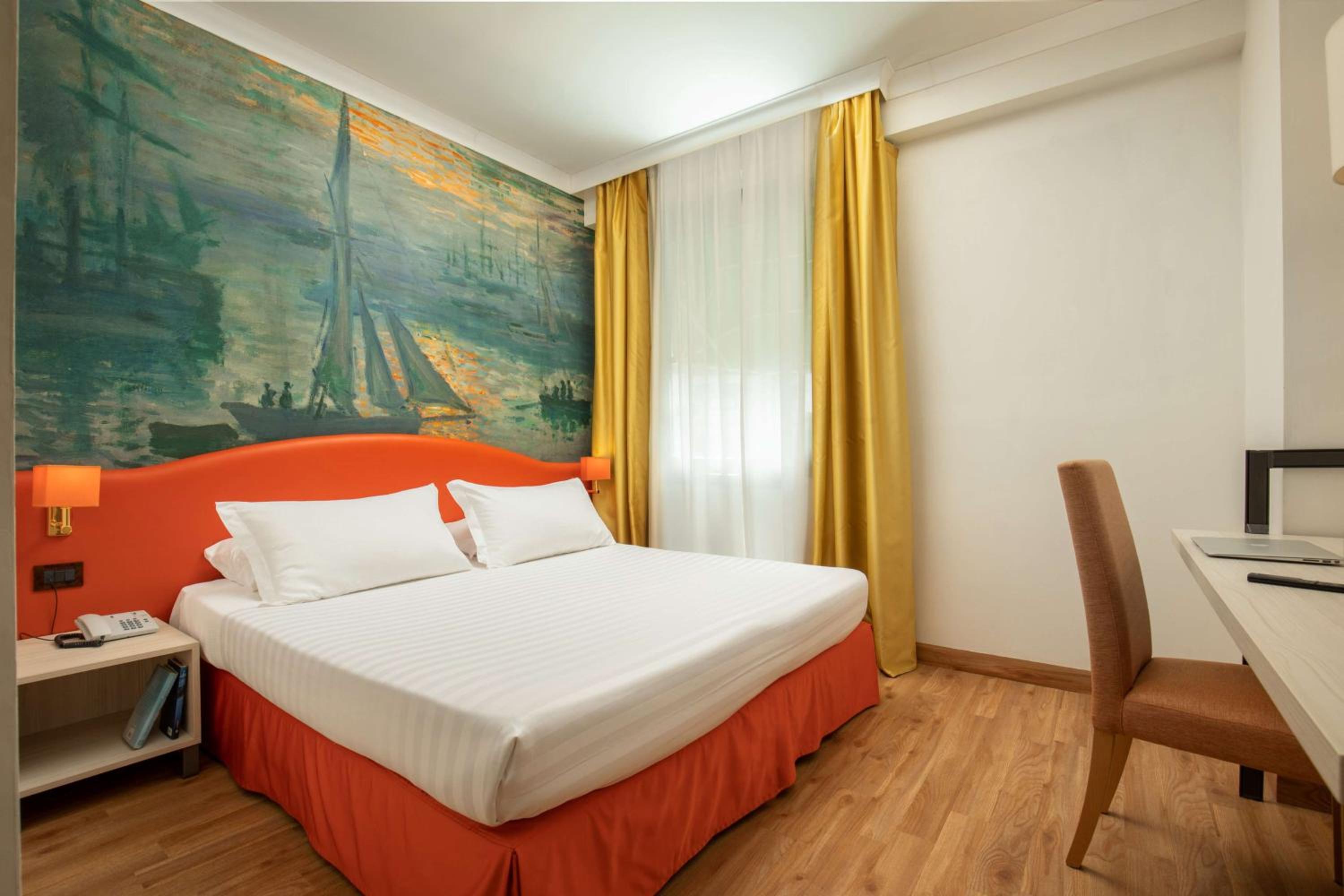 Executive Queen Room with Mini-bar - Pool View - Photo 3