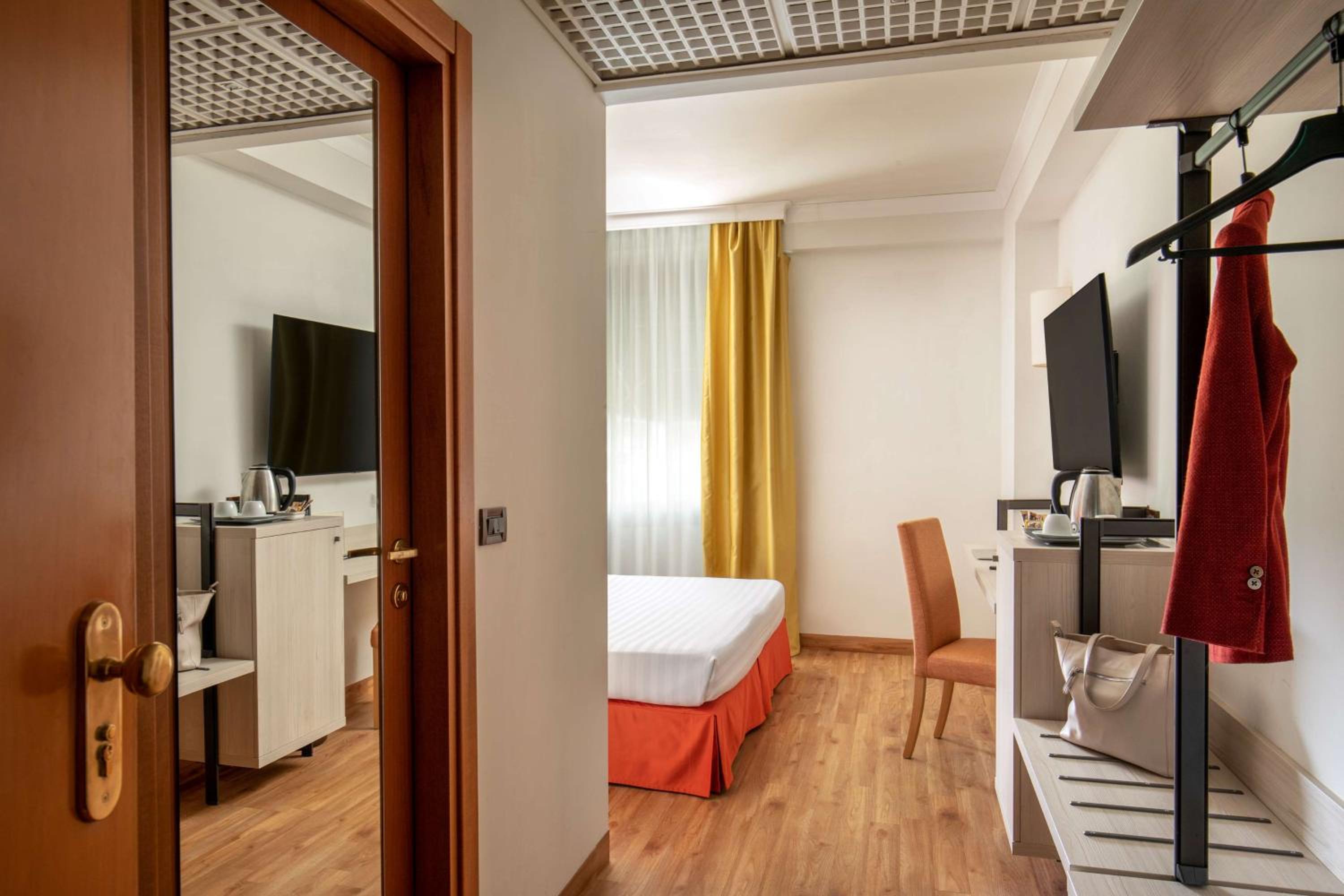 Executive Queen Room with Mini-bar - Pool View - Photo 1