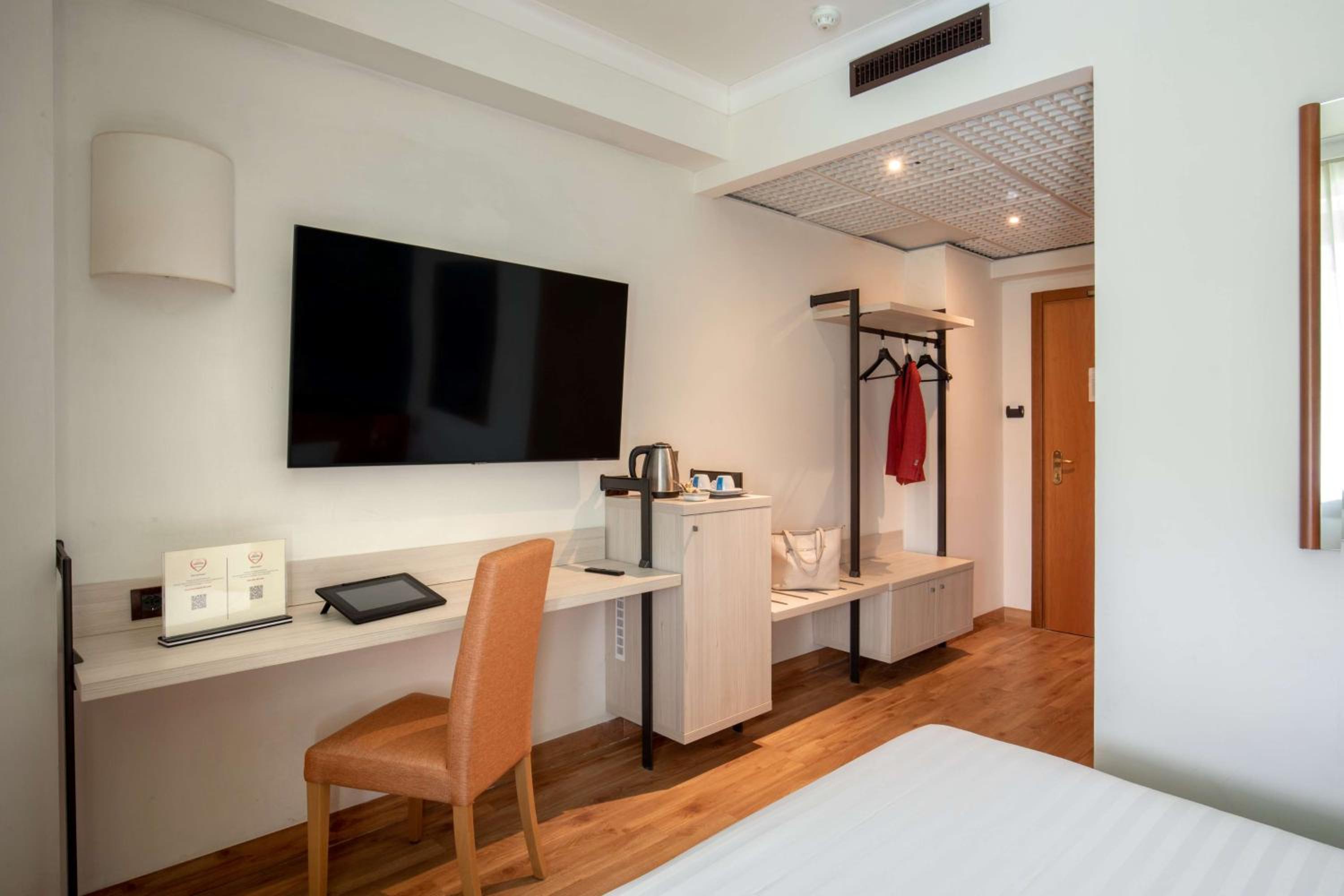Executive Queen Room with Mini-bar - Pool View - Photo 5
