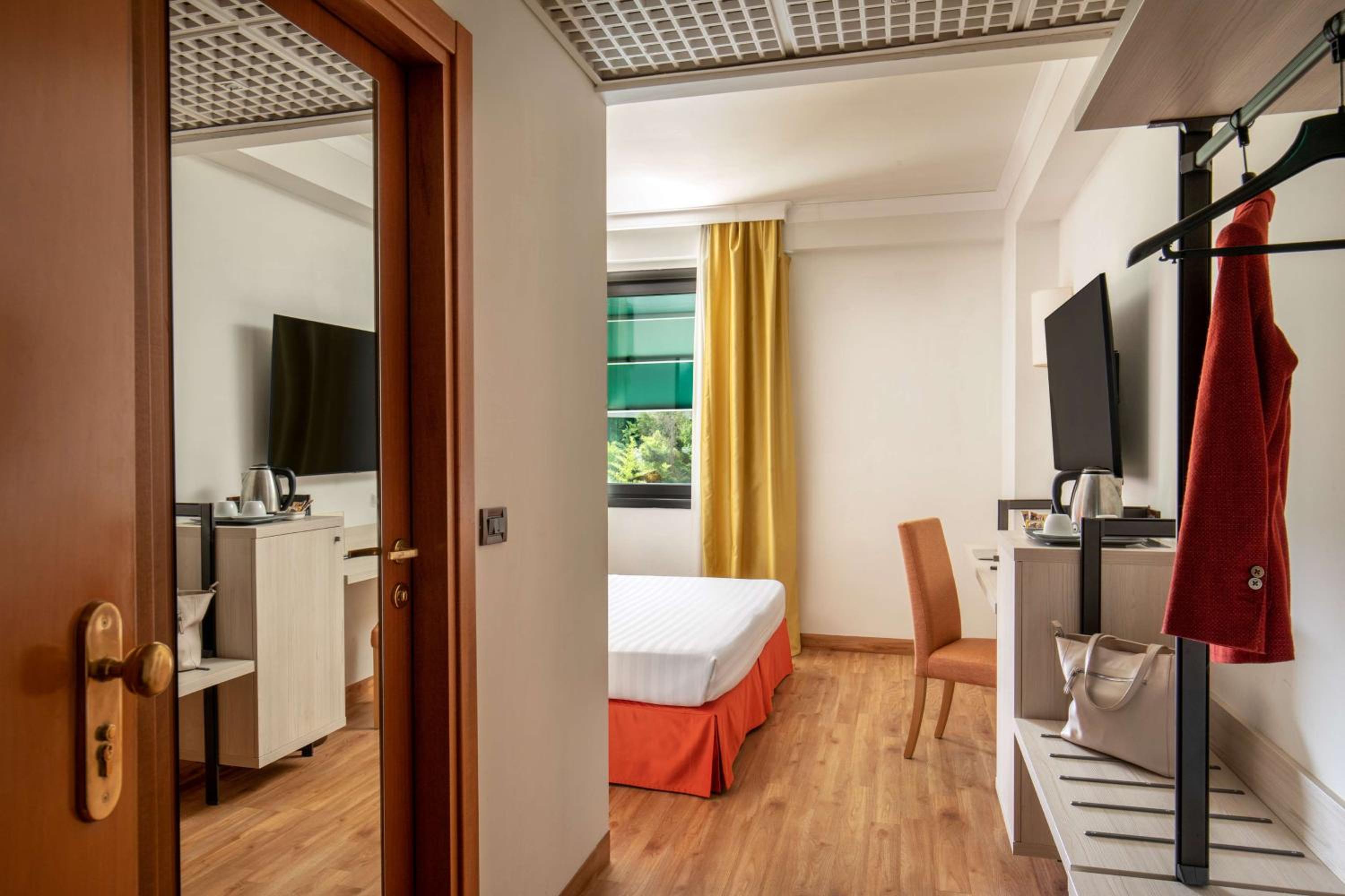 Executive Queen Room with Mini-bar - Pool View - Photo 4