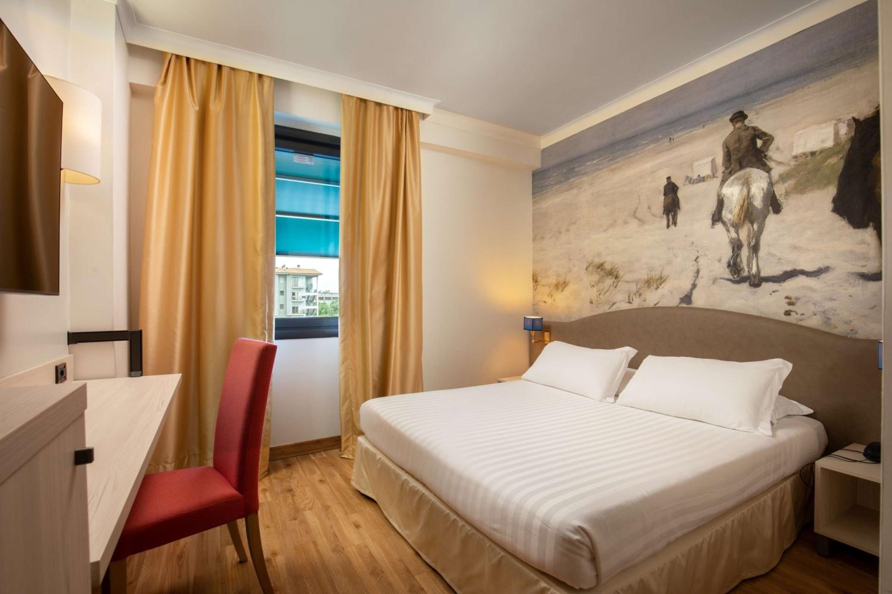 Executive Queen Room with Mini-bar - Pool View - Photo 7