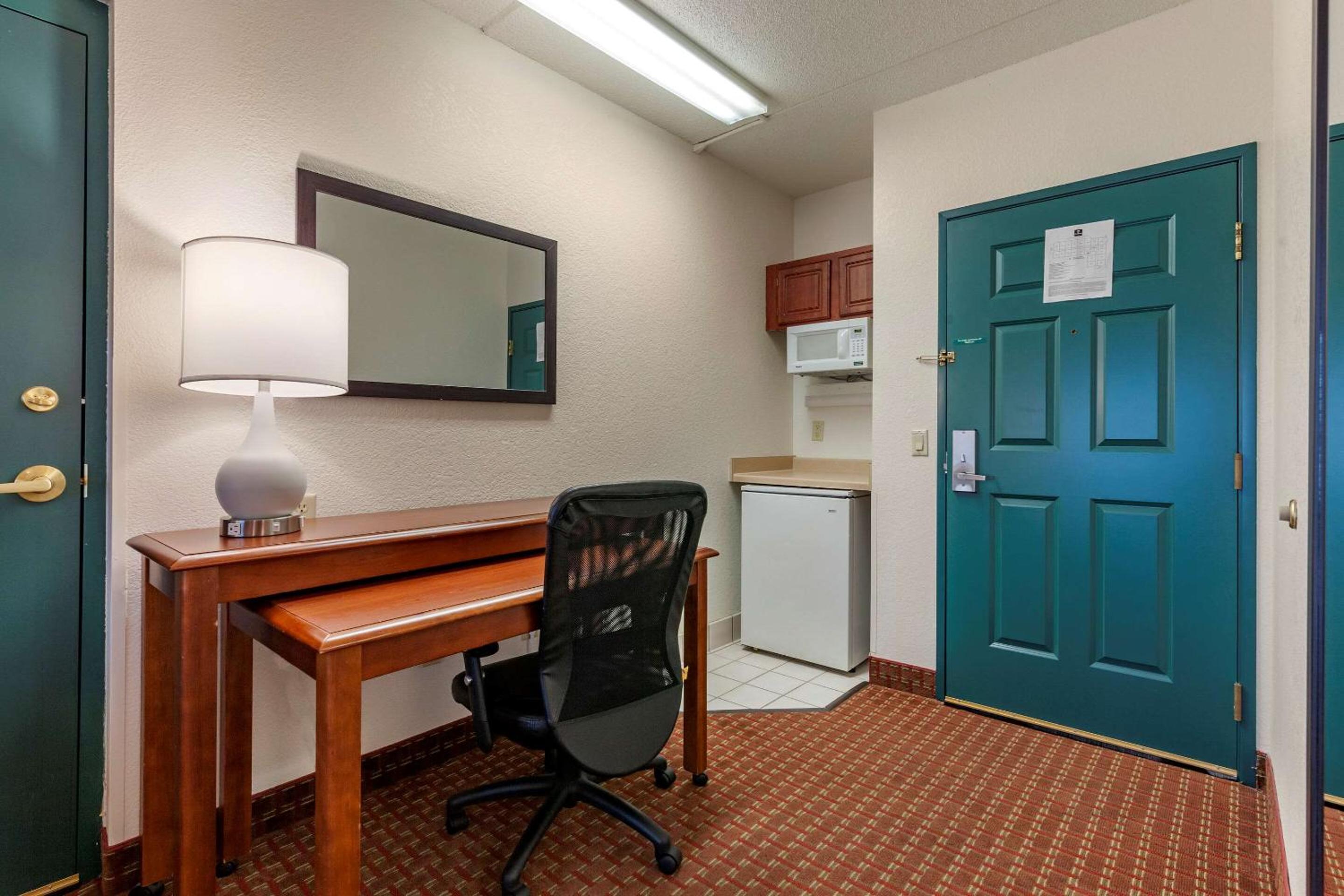 Junior Queen Suite