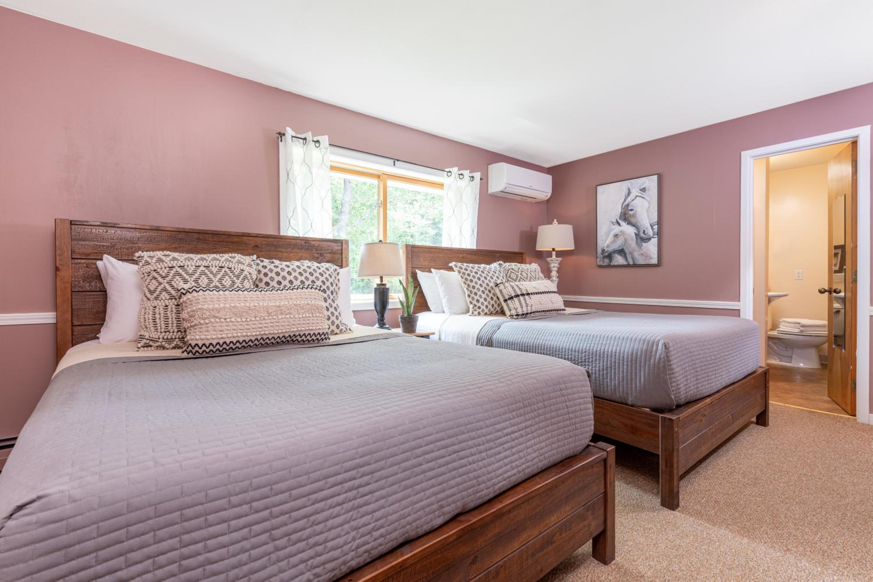 Standard Queen Room with Two Queen Beds photo 1