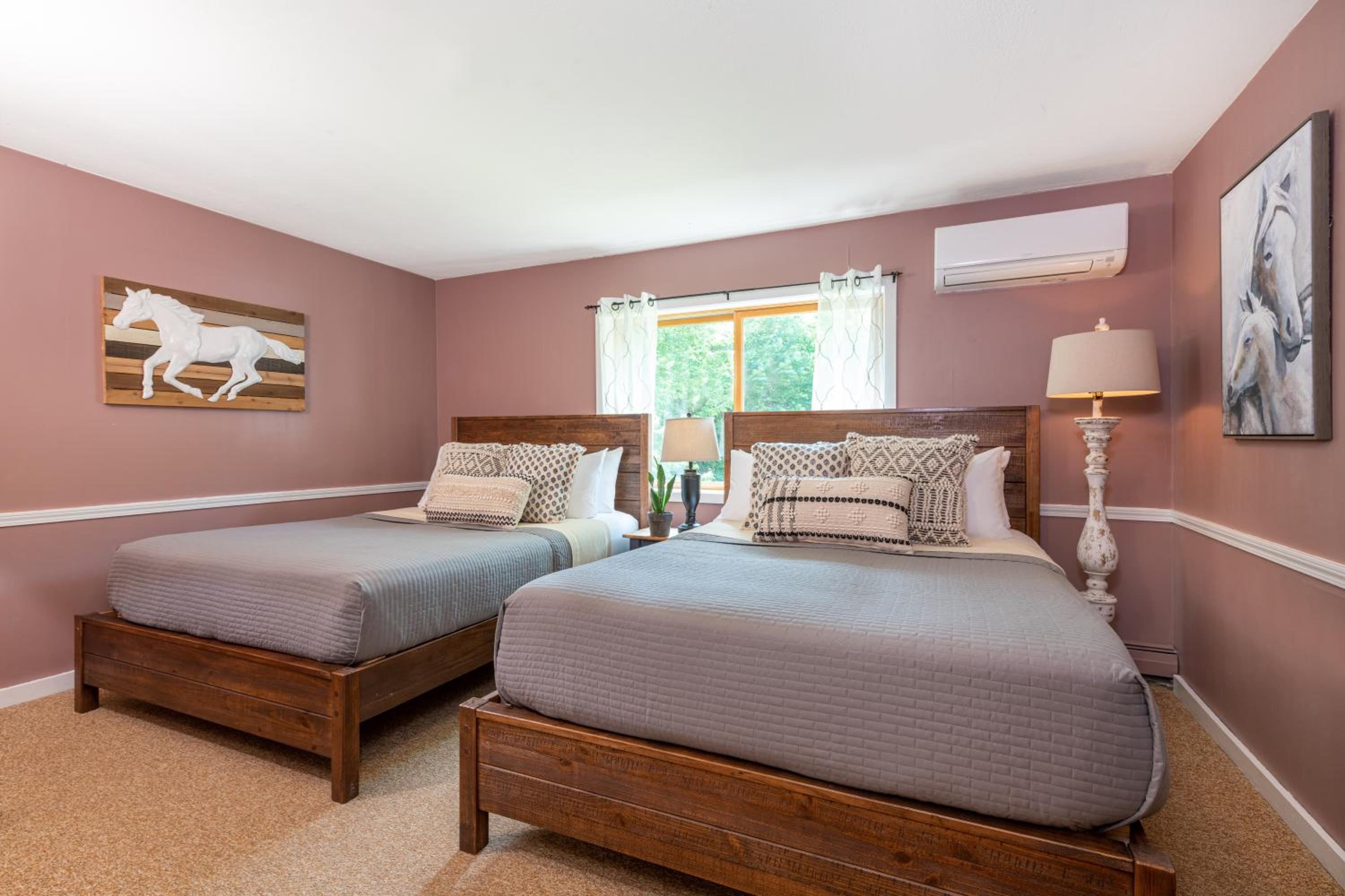 Standard Queen Room with Two Queen Beds photo 2