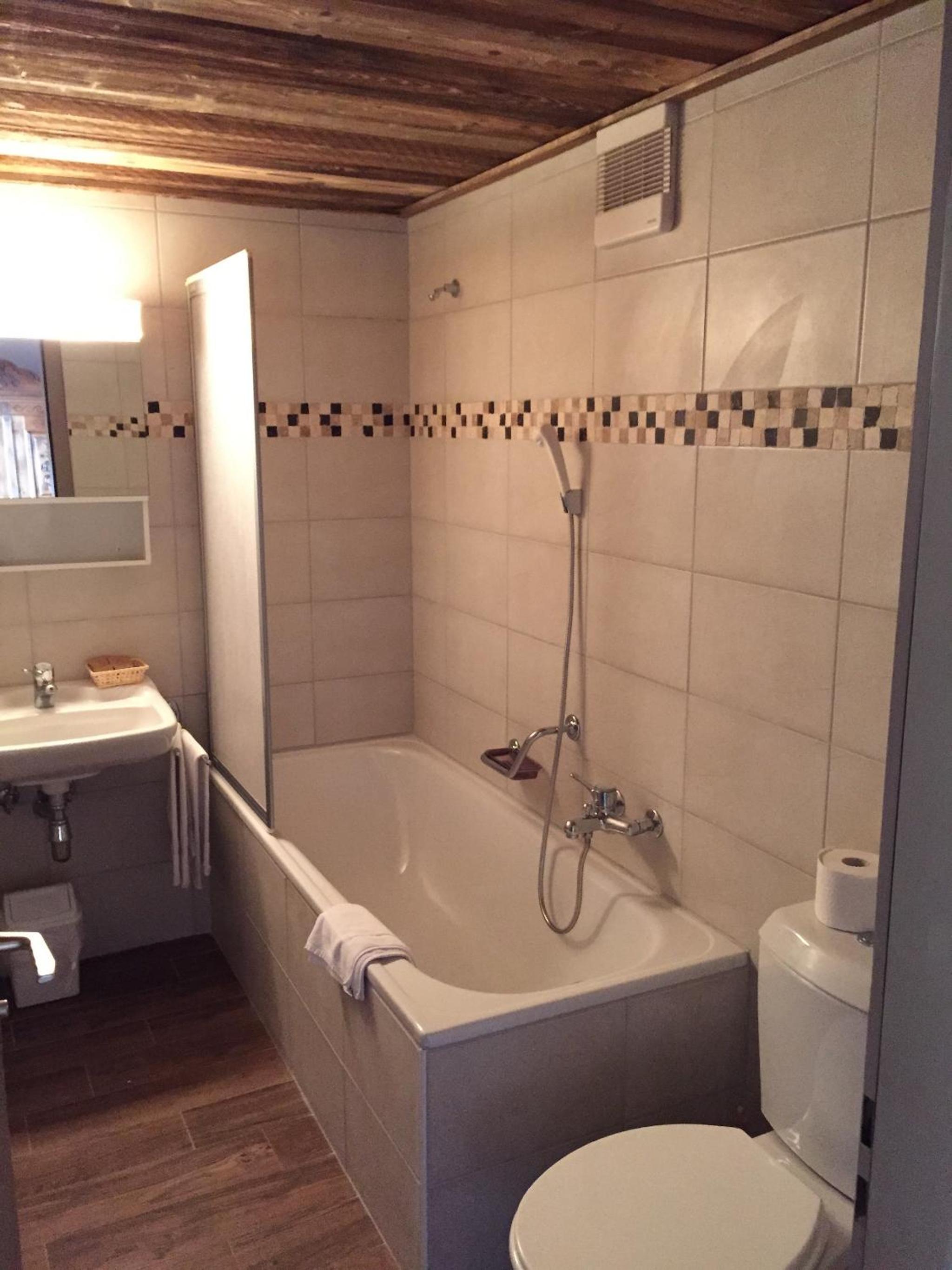 Chalet Junior Suite with Balcony and Mountain View - Photo 4