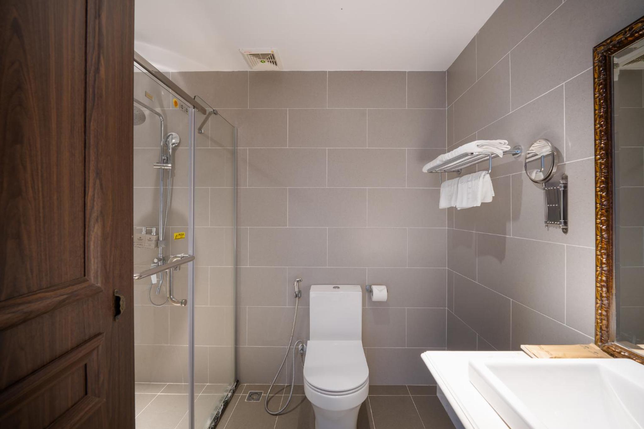 Deluxe Twin Room with Balcony - Photo 10