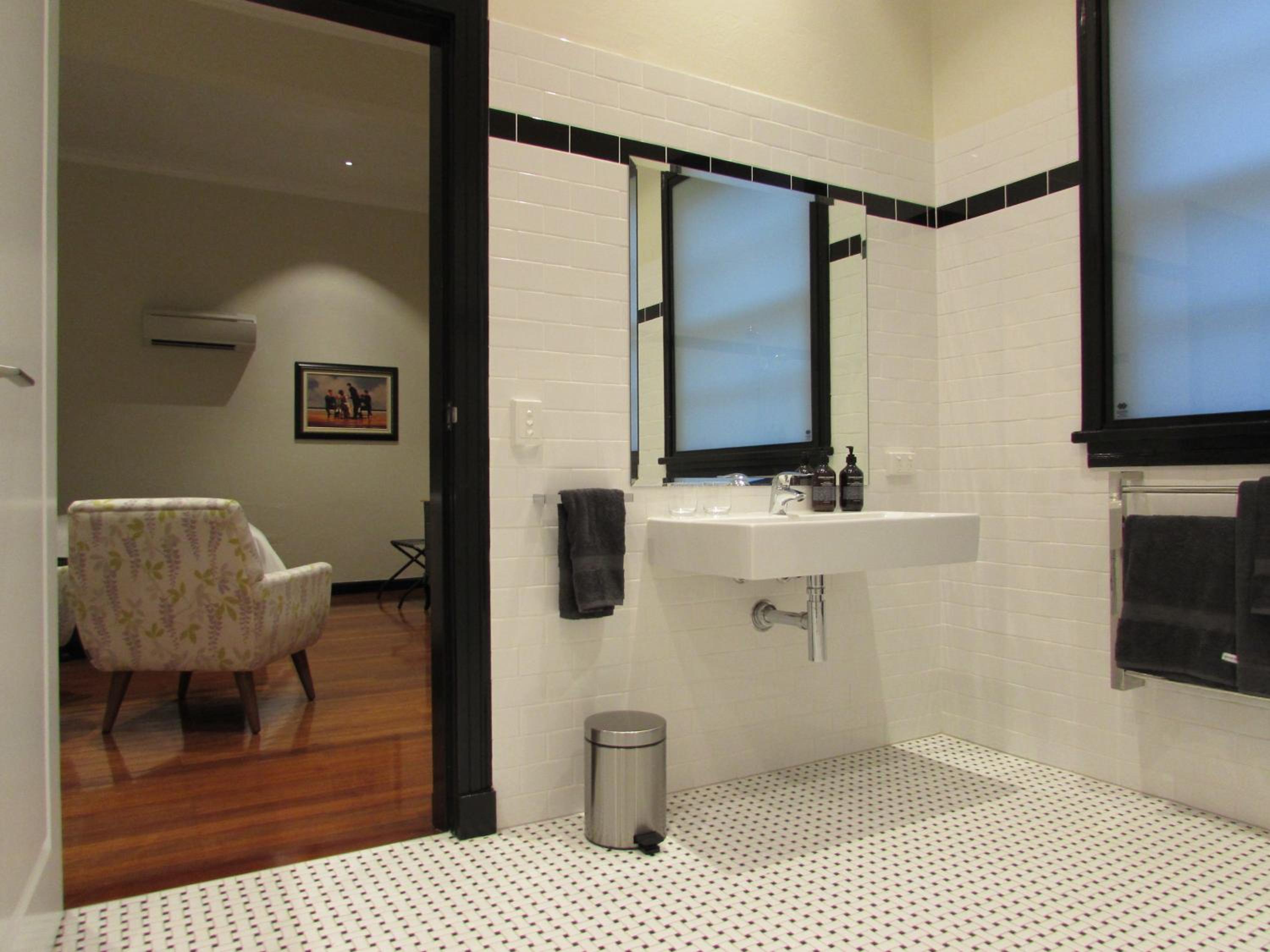 Street-Side Standard Queen Room - Disability Access and Pet-Friendly photo 3