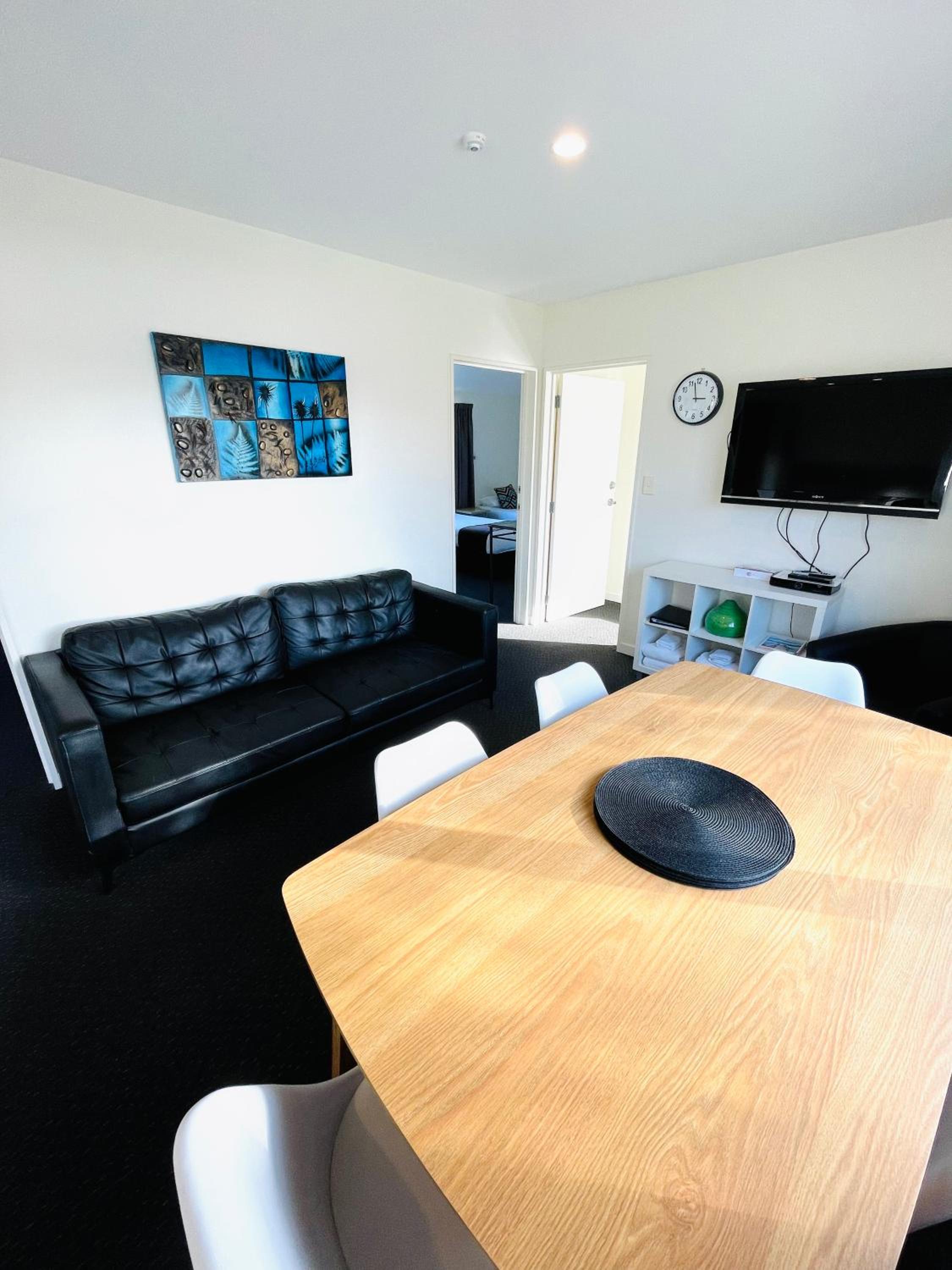 Large Three-Bedroom Apartment - Photo 9
