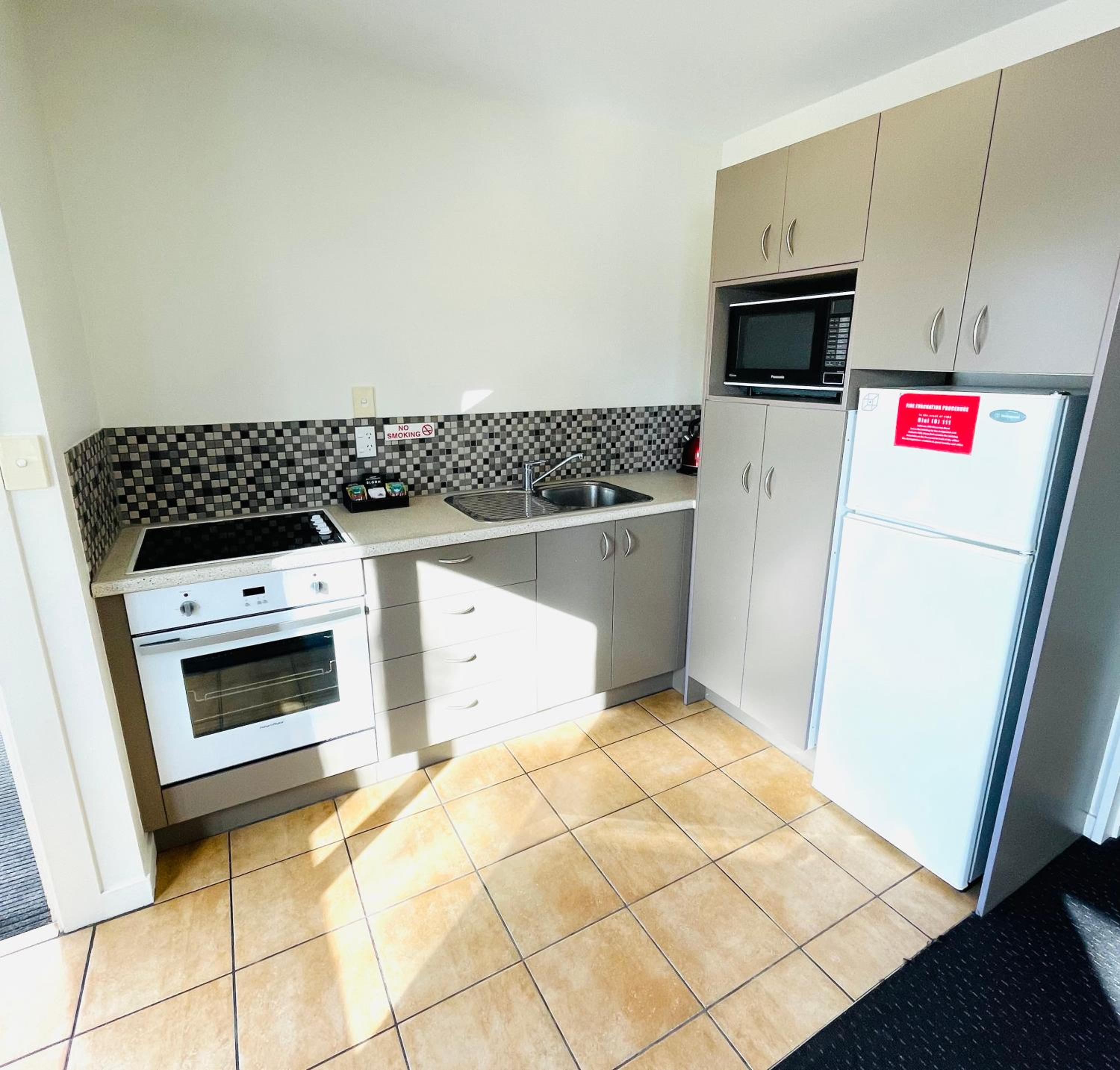 Large Three-Bedroom Apartment - Photo 6