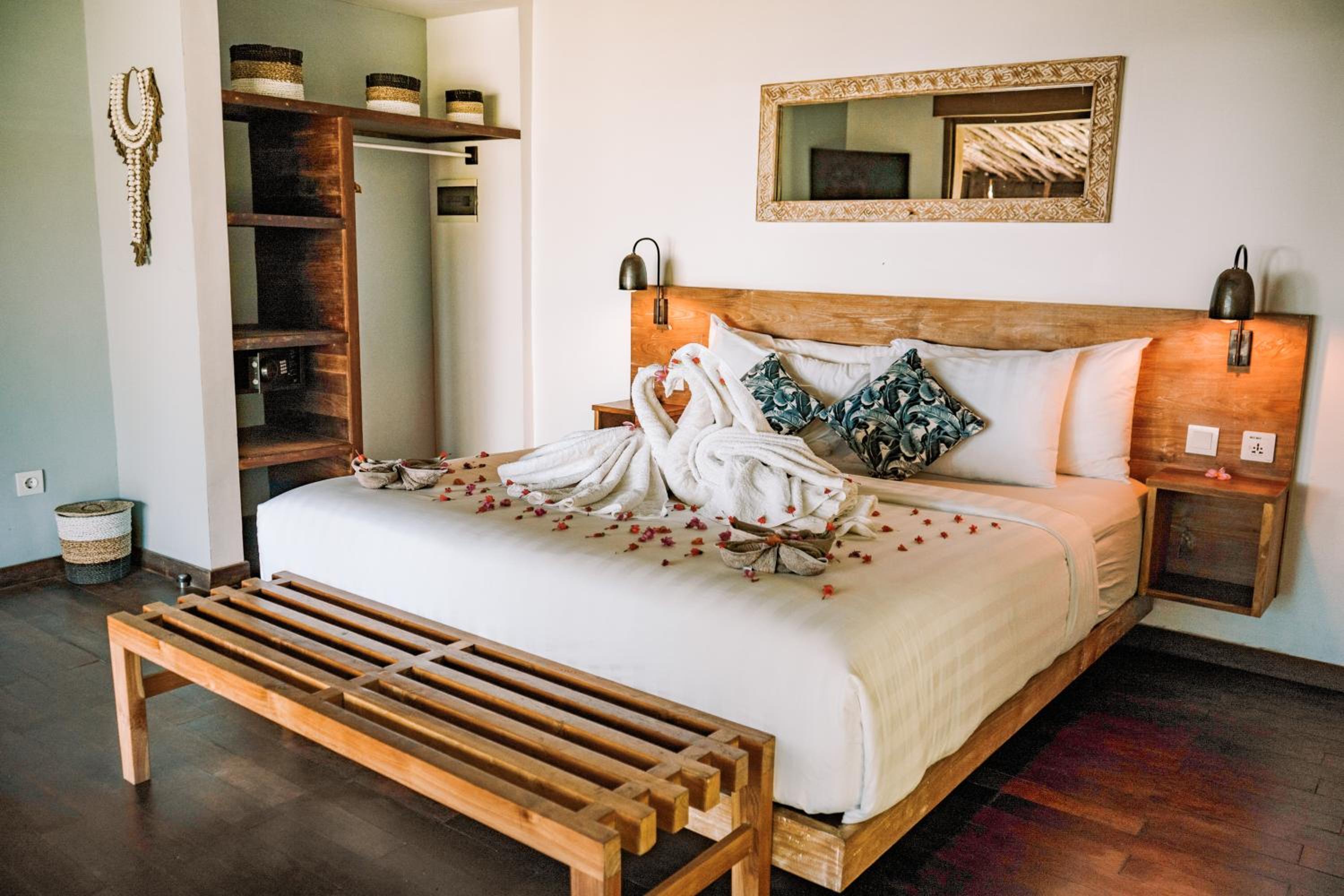 Deluxe Beachfront Bungalow - Photo 4