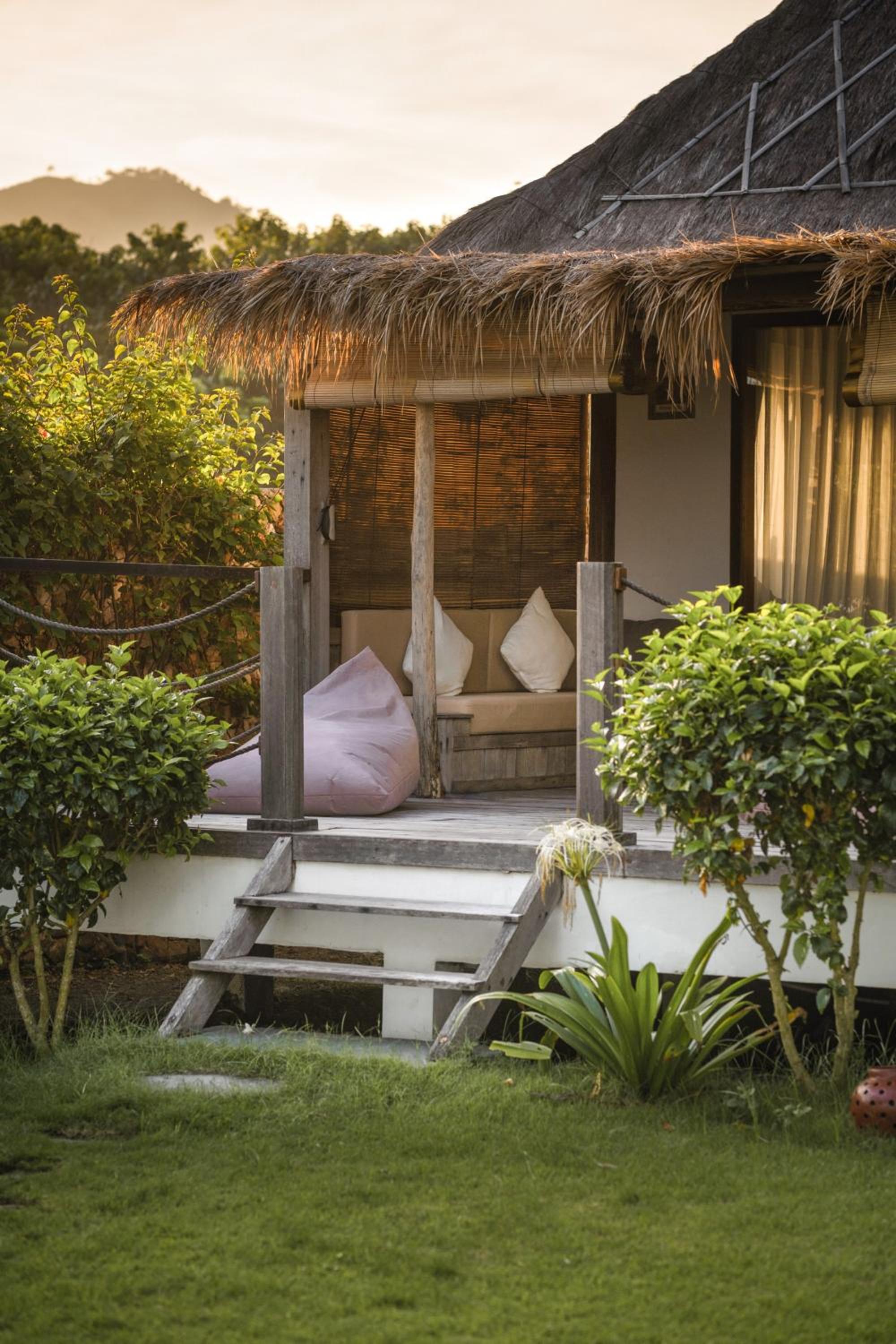 Deluxe Beachfront Bungalow - Photo 2