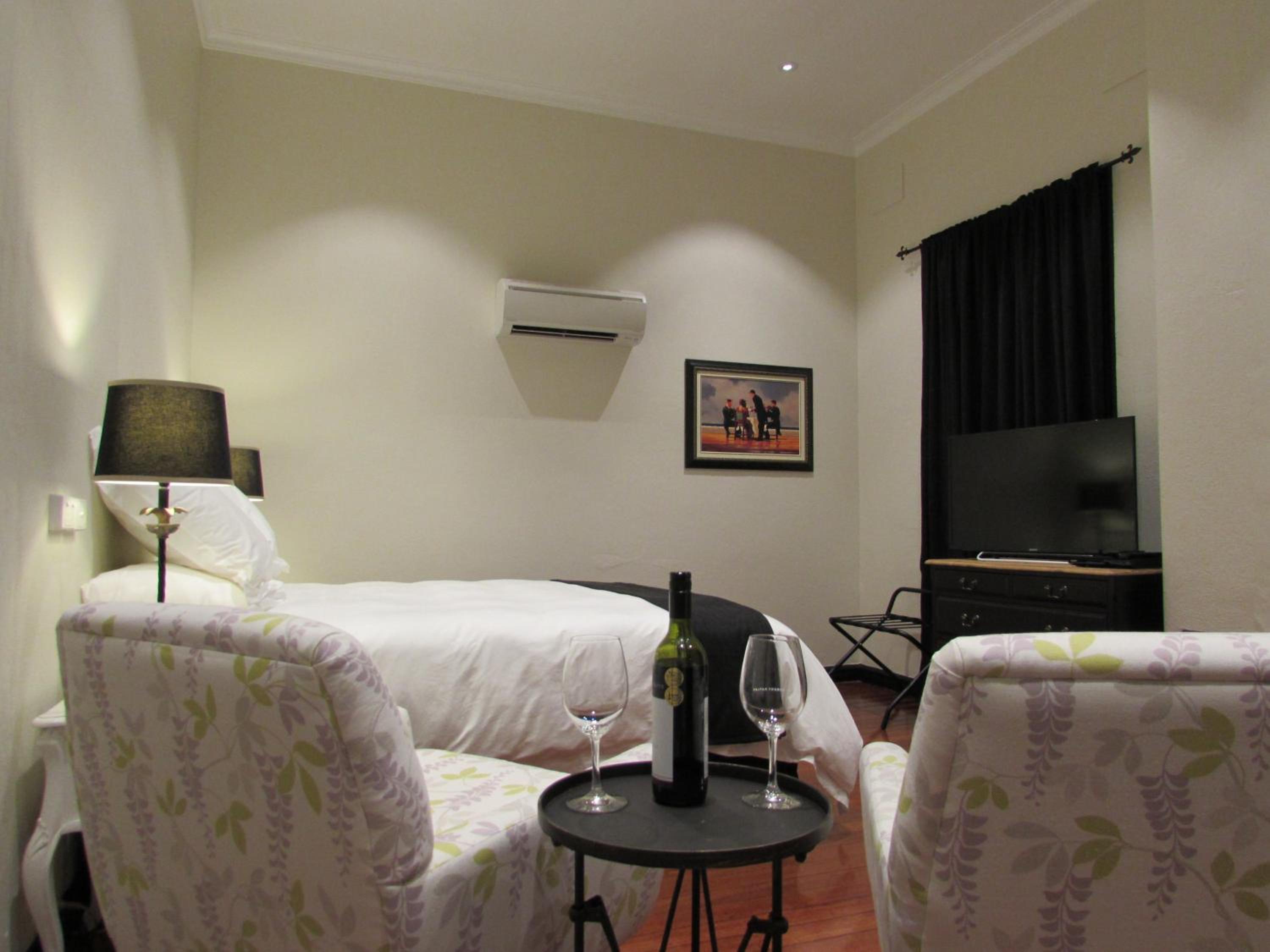 Street-Side Standard Queen Room - Disability Access and Pet-Friendly photo 2
