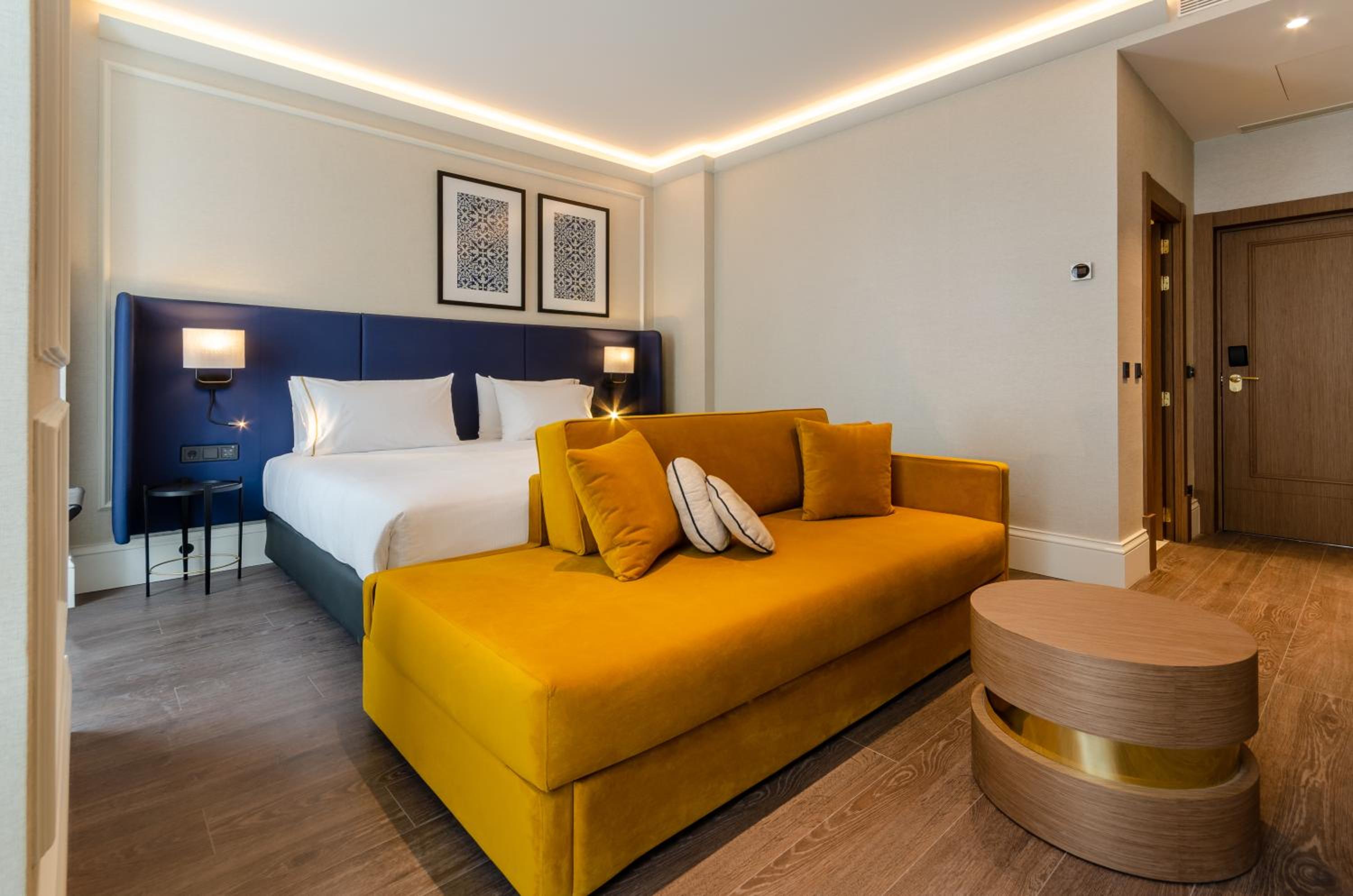 Deluxe Double Room - Photo 12