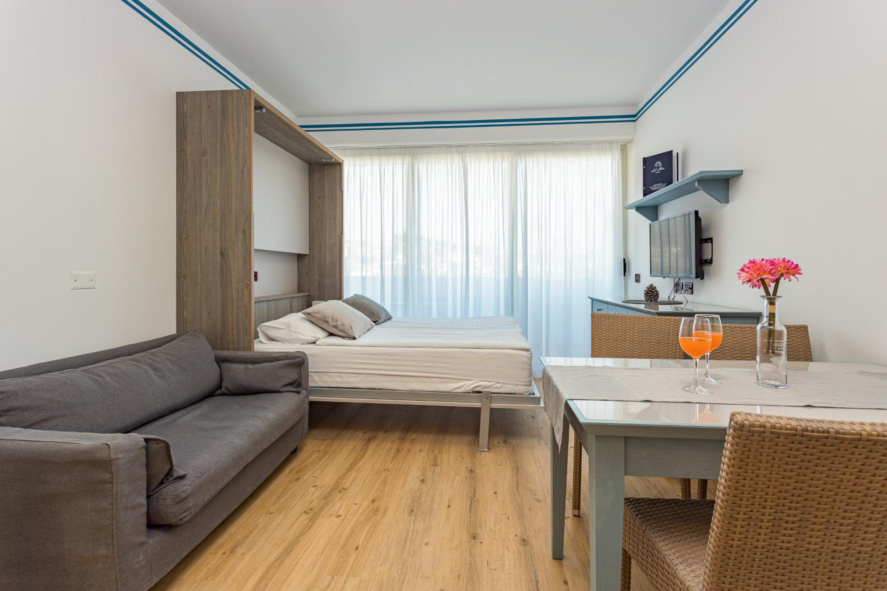 Superior One-Bedroom Apartment with Balcony and Sea View (4 people)