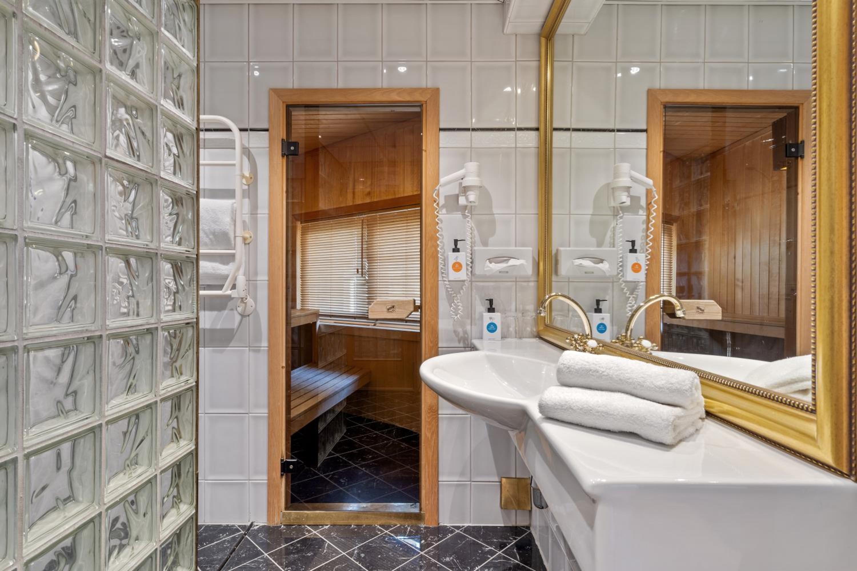Suite - Photo 3
