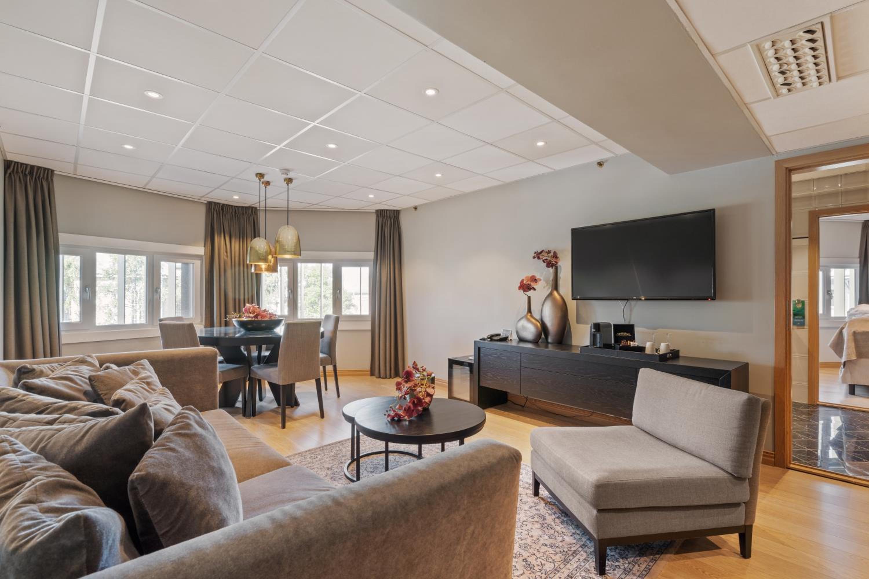 Suite - Photo 1