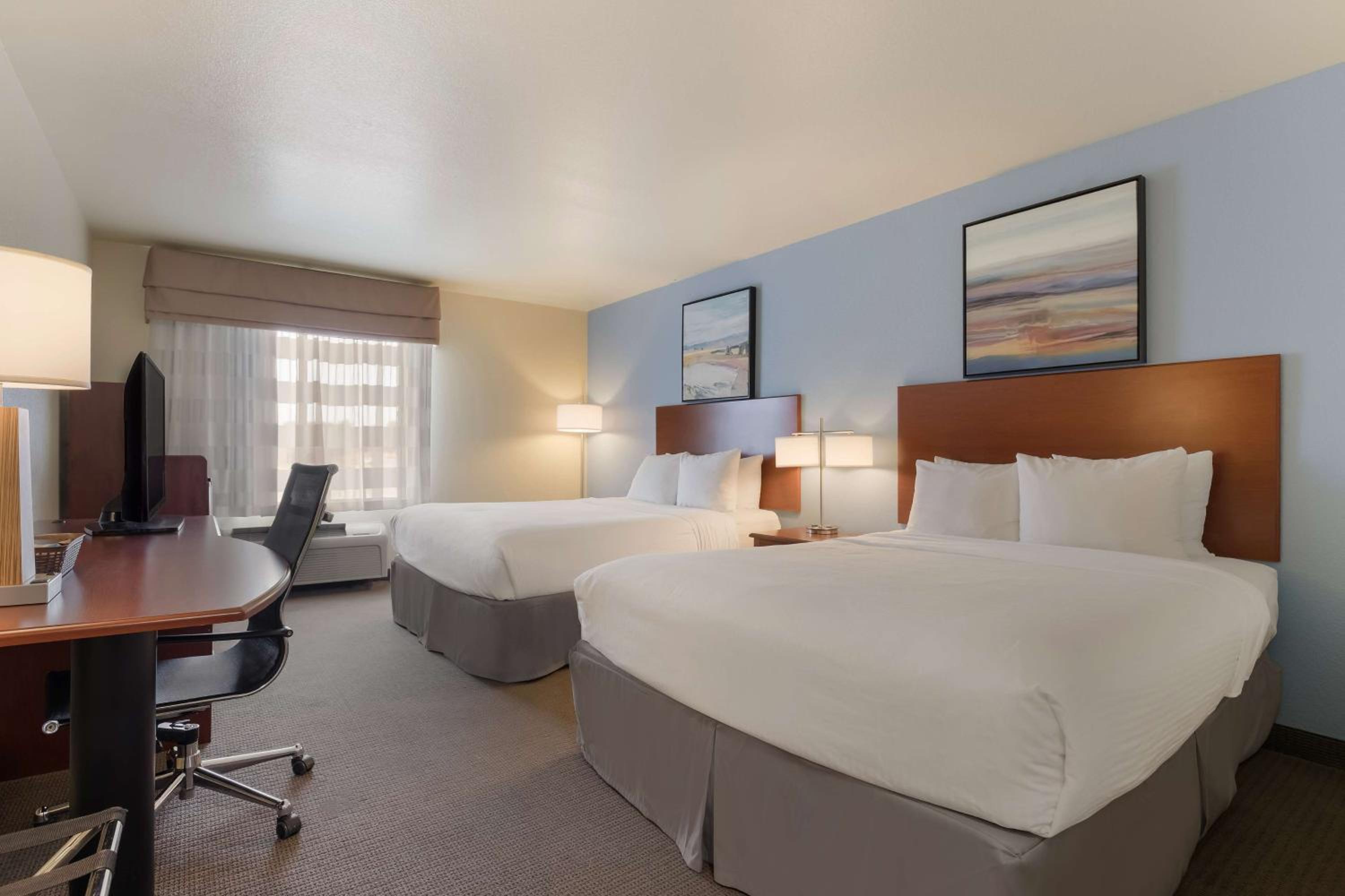 Queen Room with Two Queen Beds - Photo 2