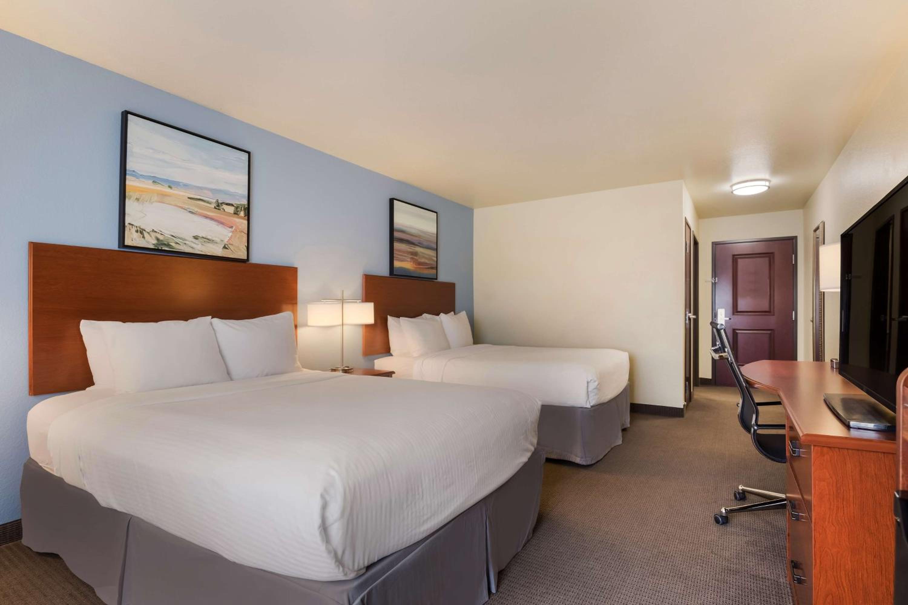 Queen Room with Two Queen Beds - Photo 4