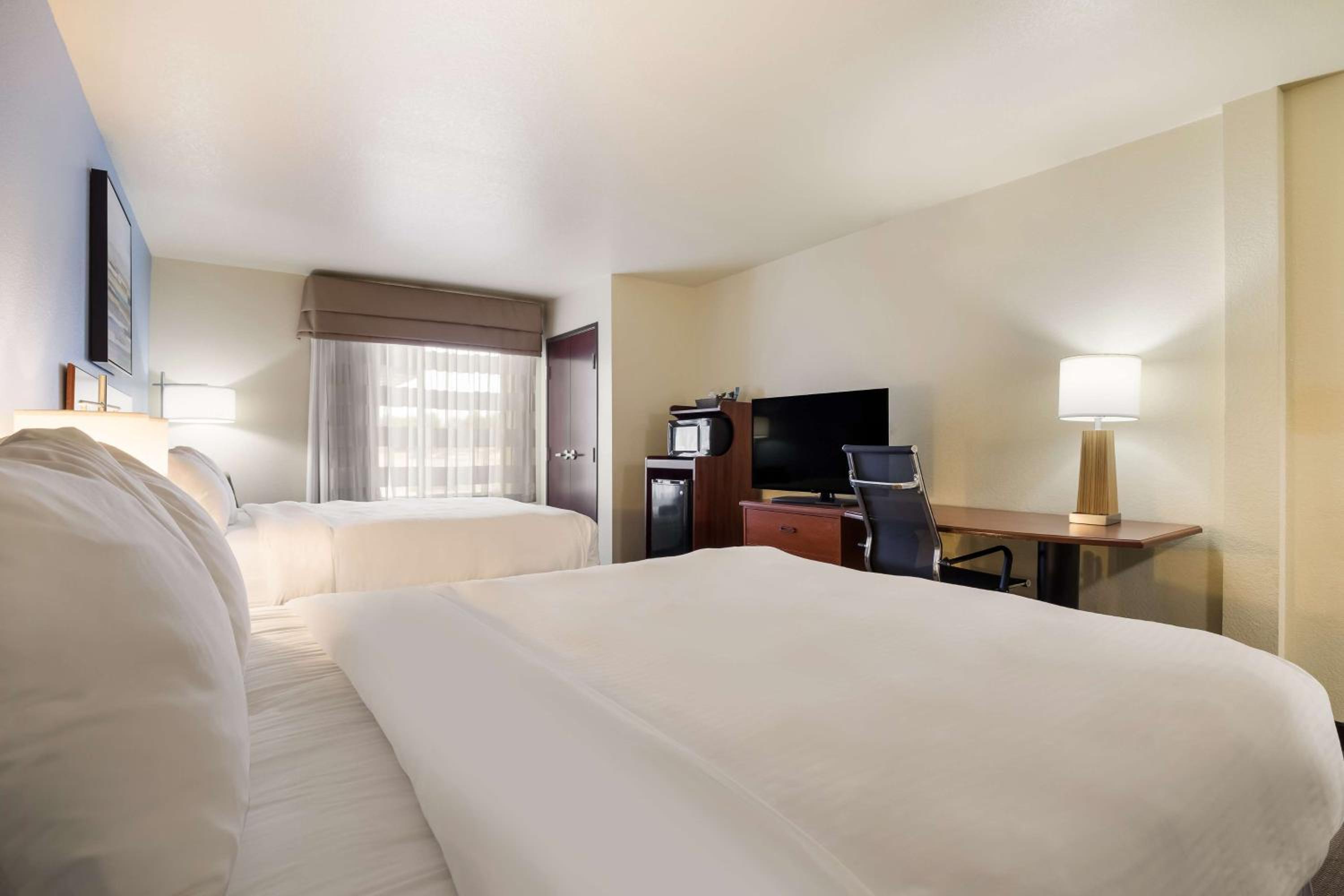 Queen Room with Two Queen Beds - Disability Access - Photo 2