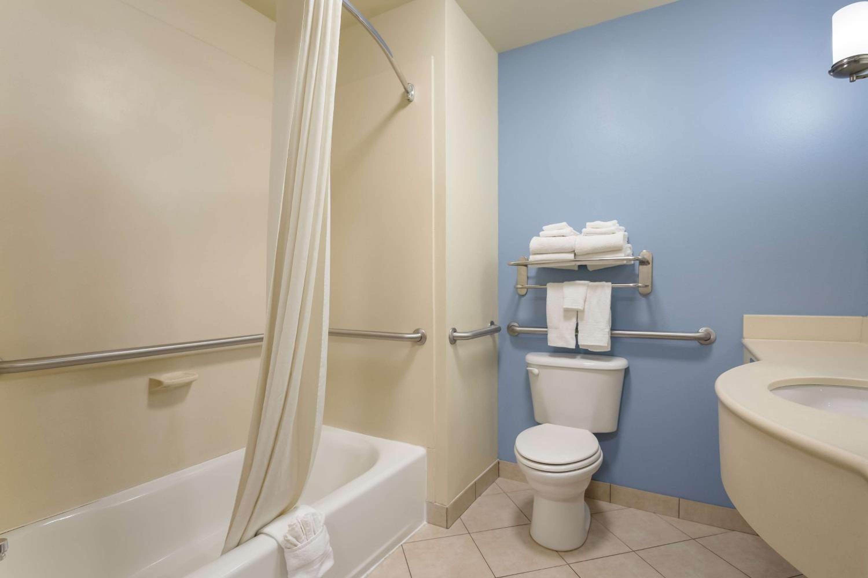 Queen Room with Two Queen Beds - Disability Access - Photo 3