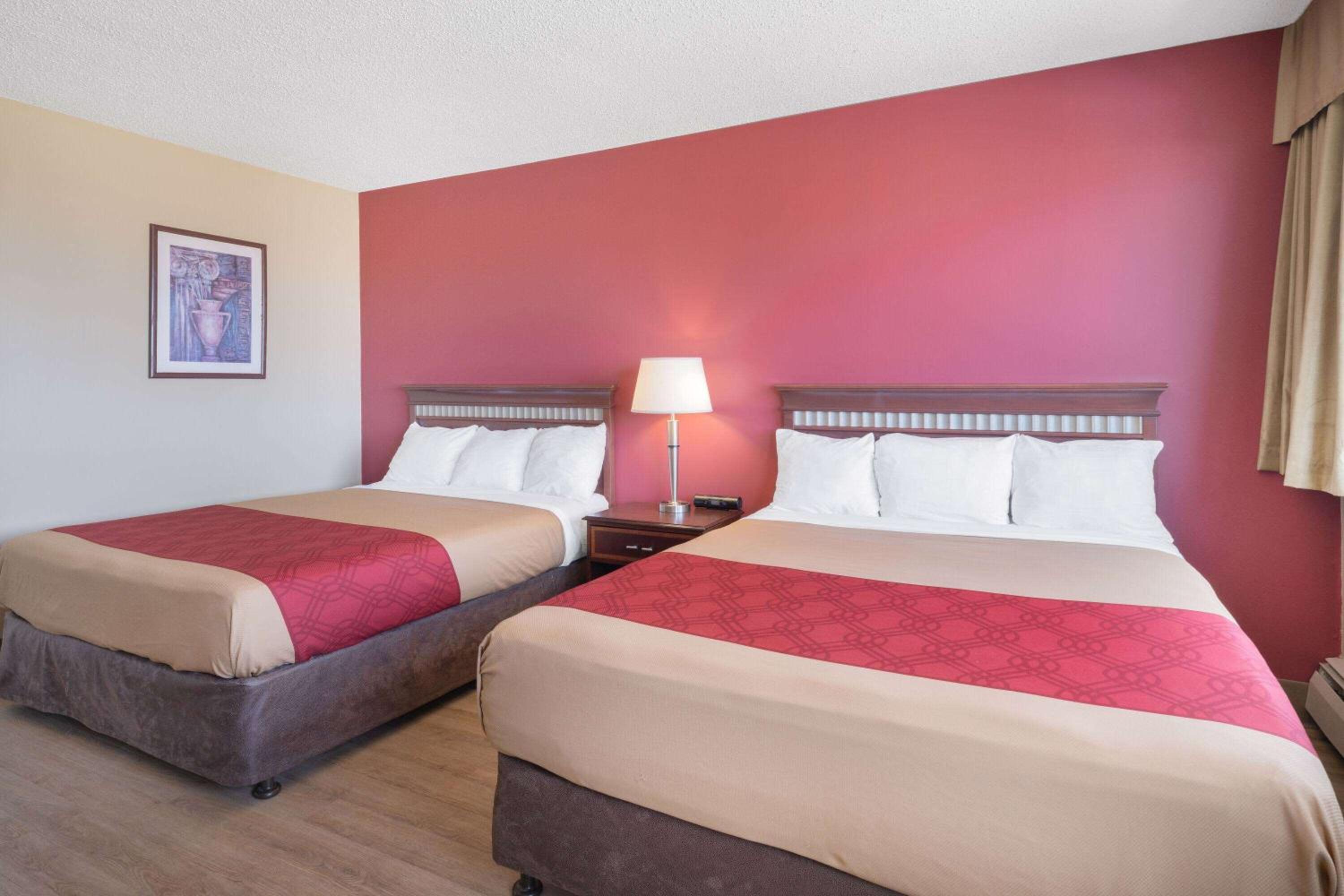 Queen Room with Two Queen Beds - Non-Smoking - Photo 3