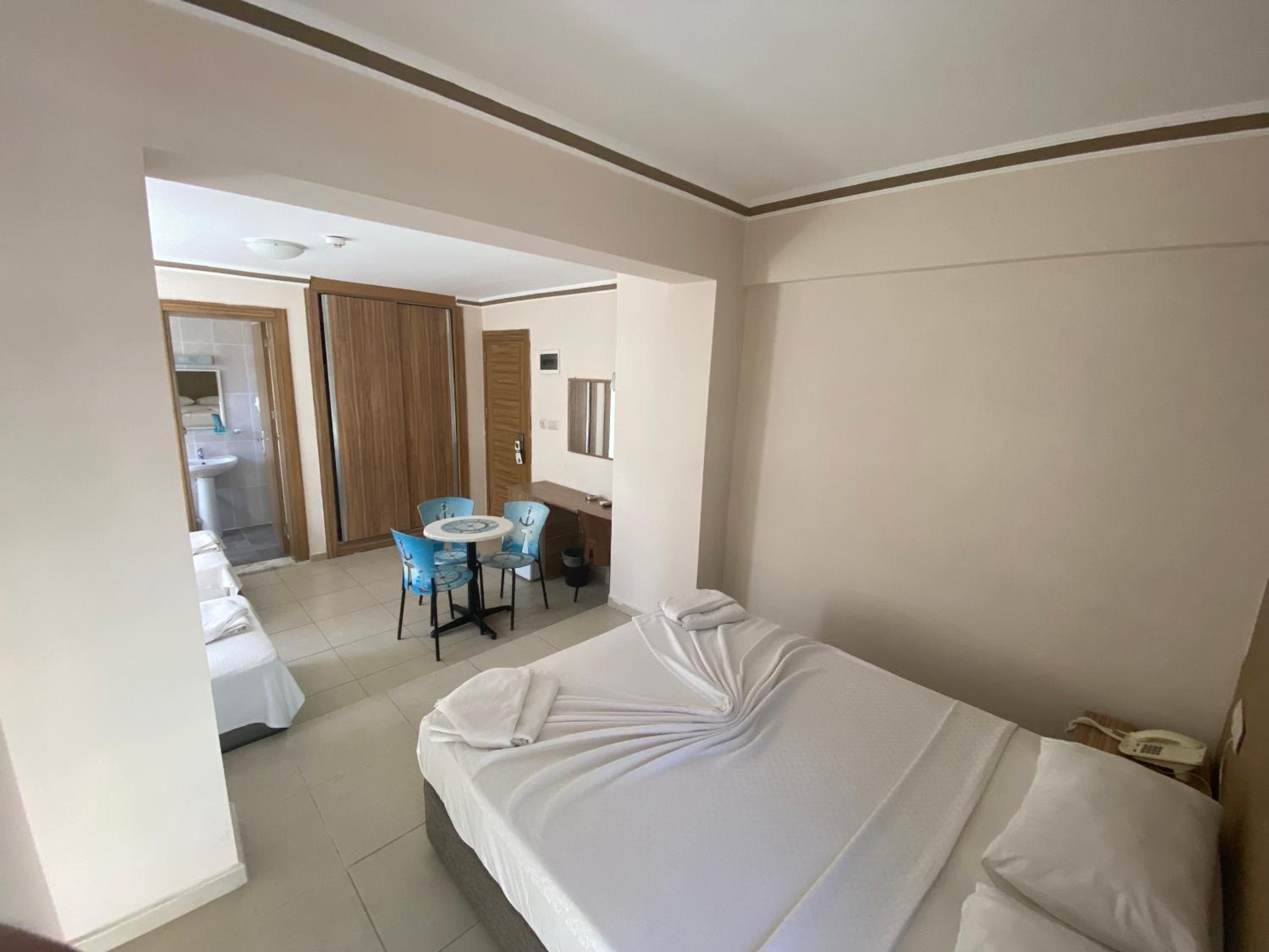Deluxe Quadruple Room - Photo 2