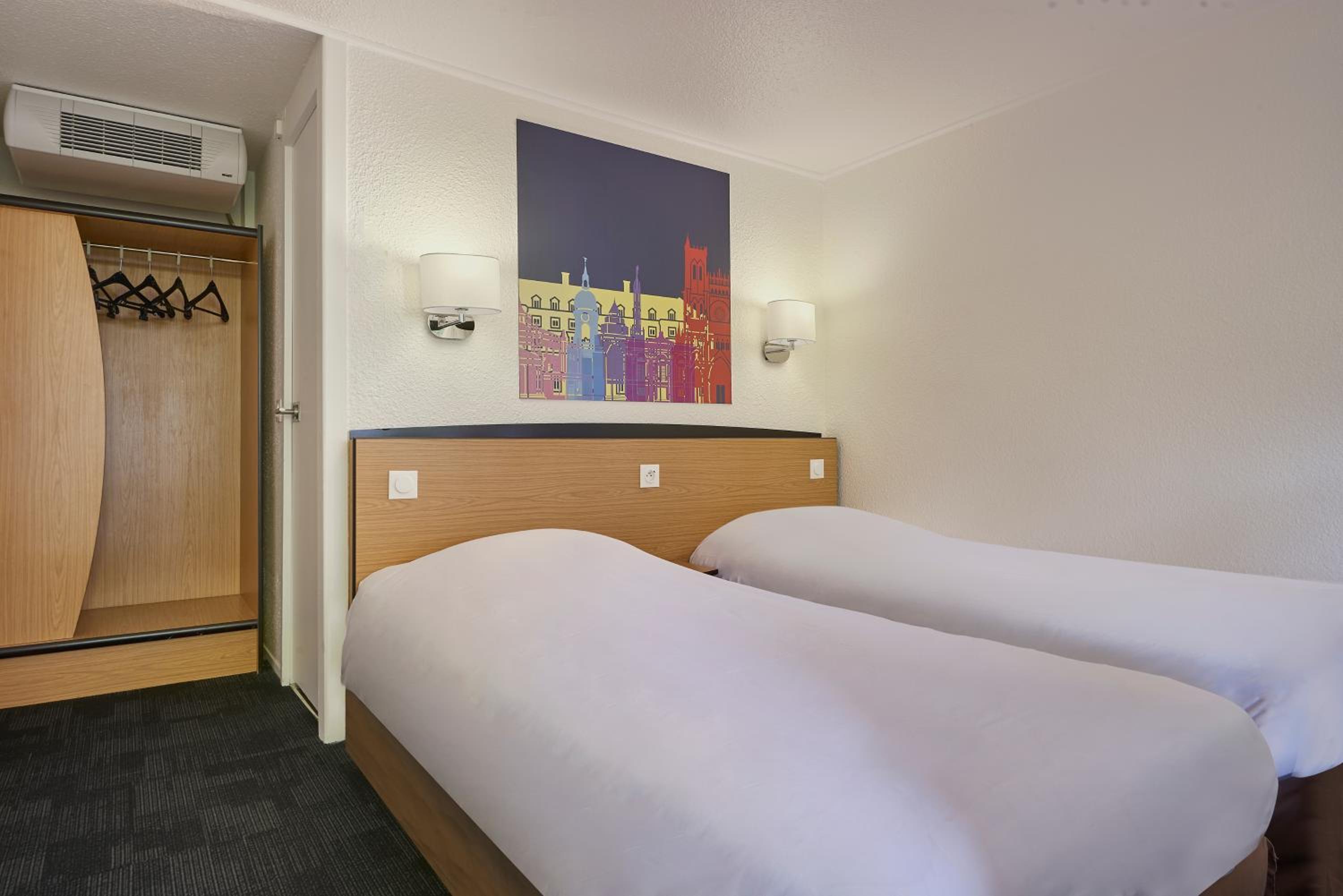 Twin Room - Photo 2
