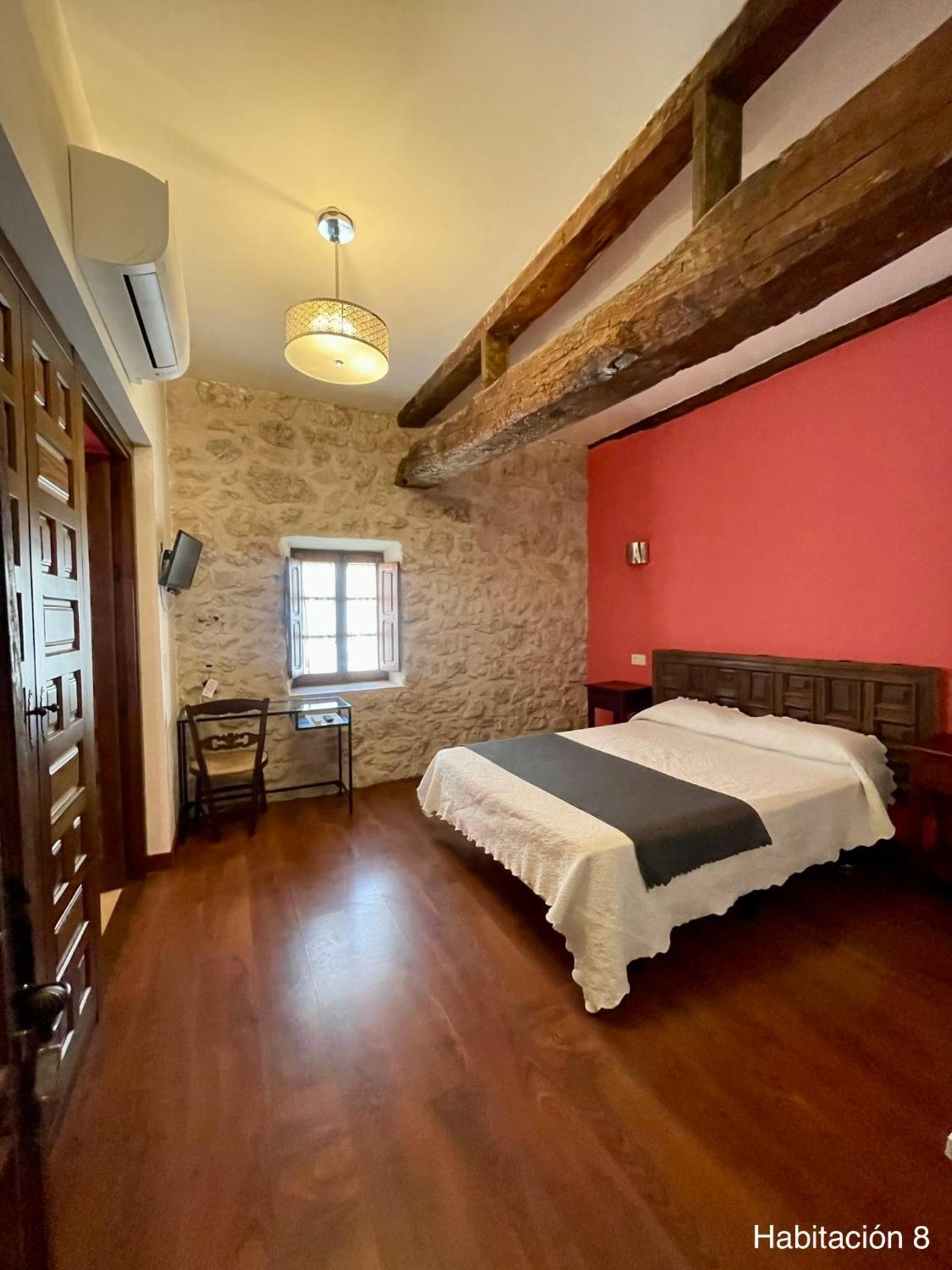 Queen Room photo 2