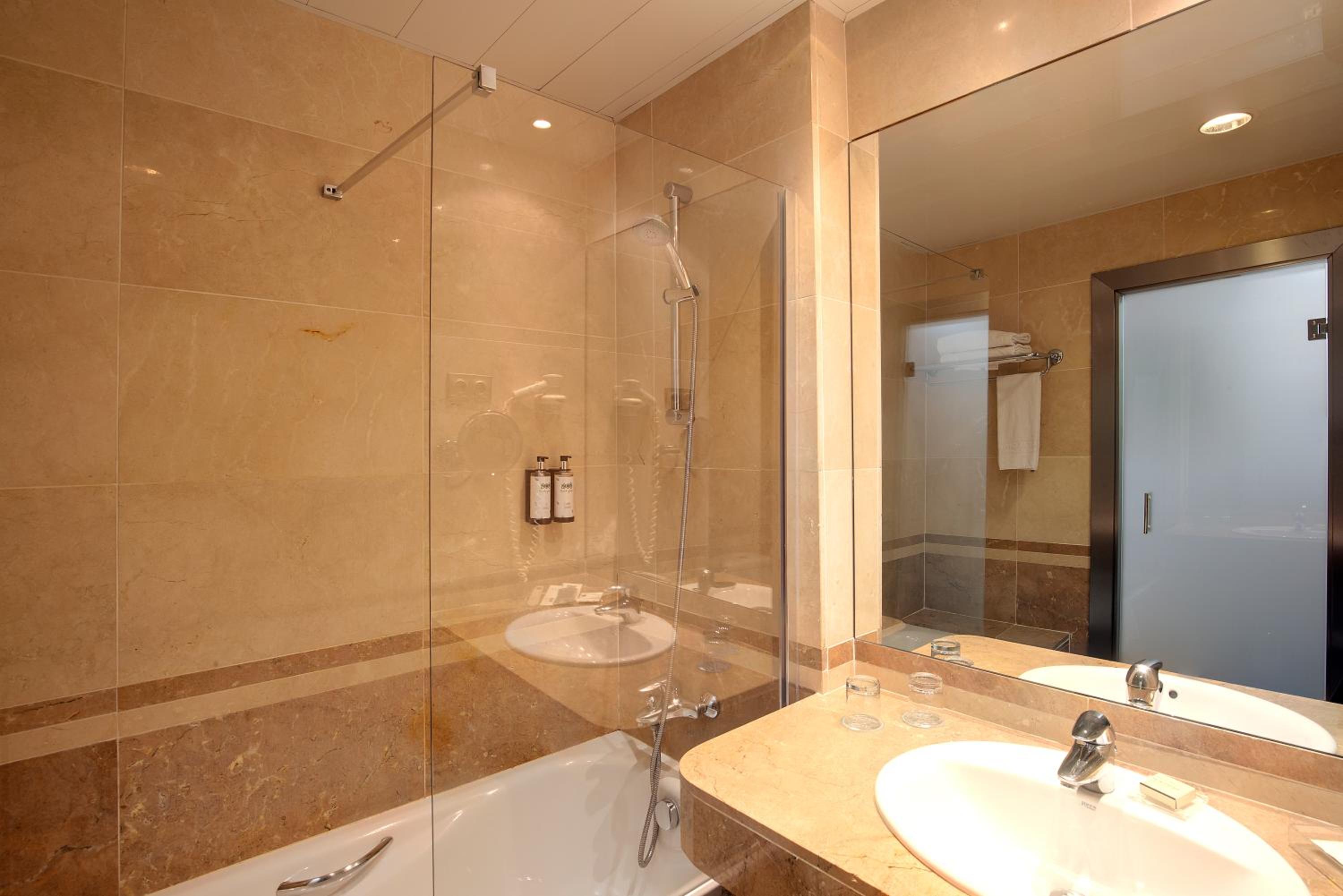 Double or Twin Room - Photo 3