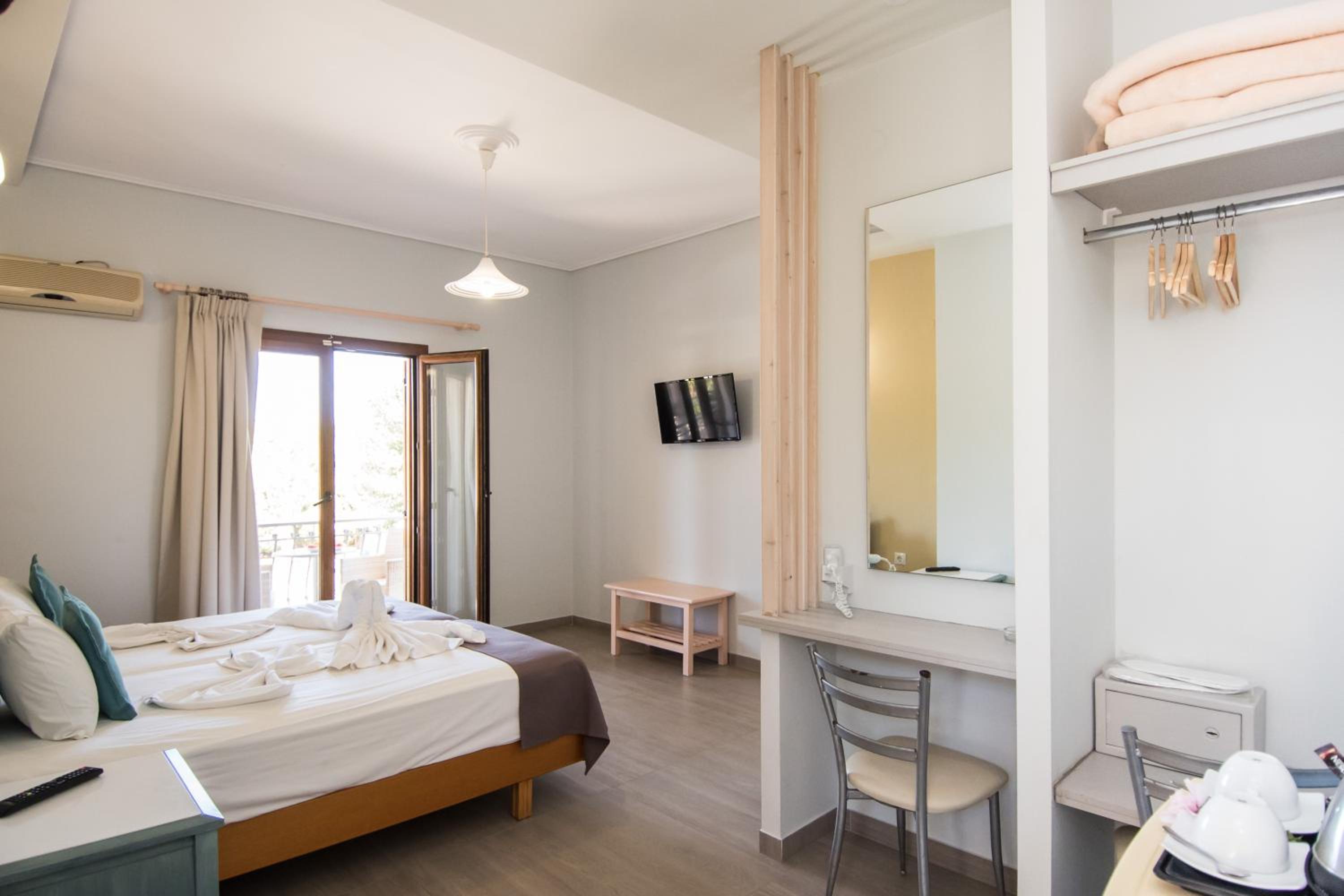 Standard Twin Room - Photo 4