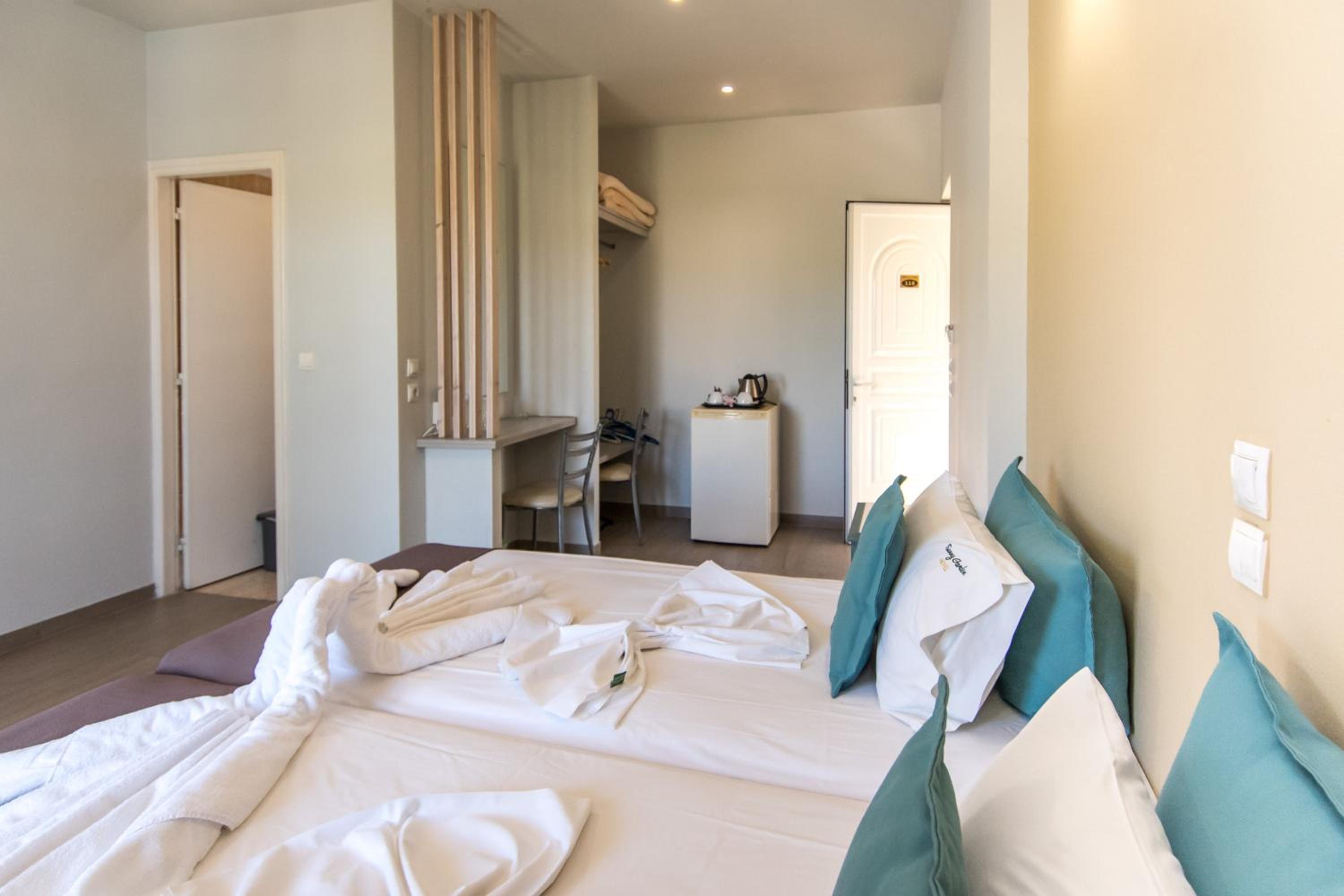 Standard Twin Room - Photo 3