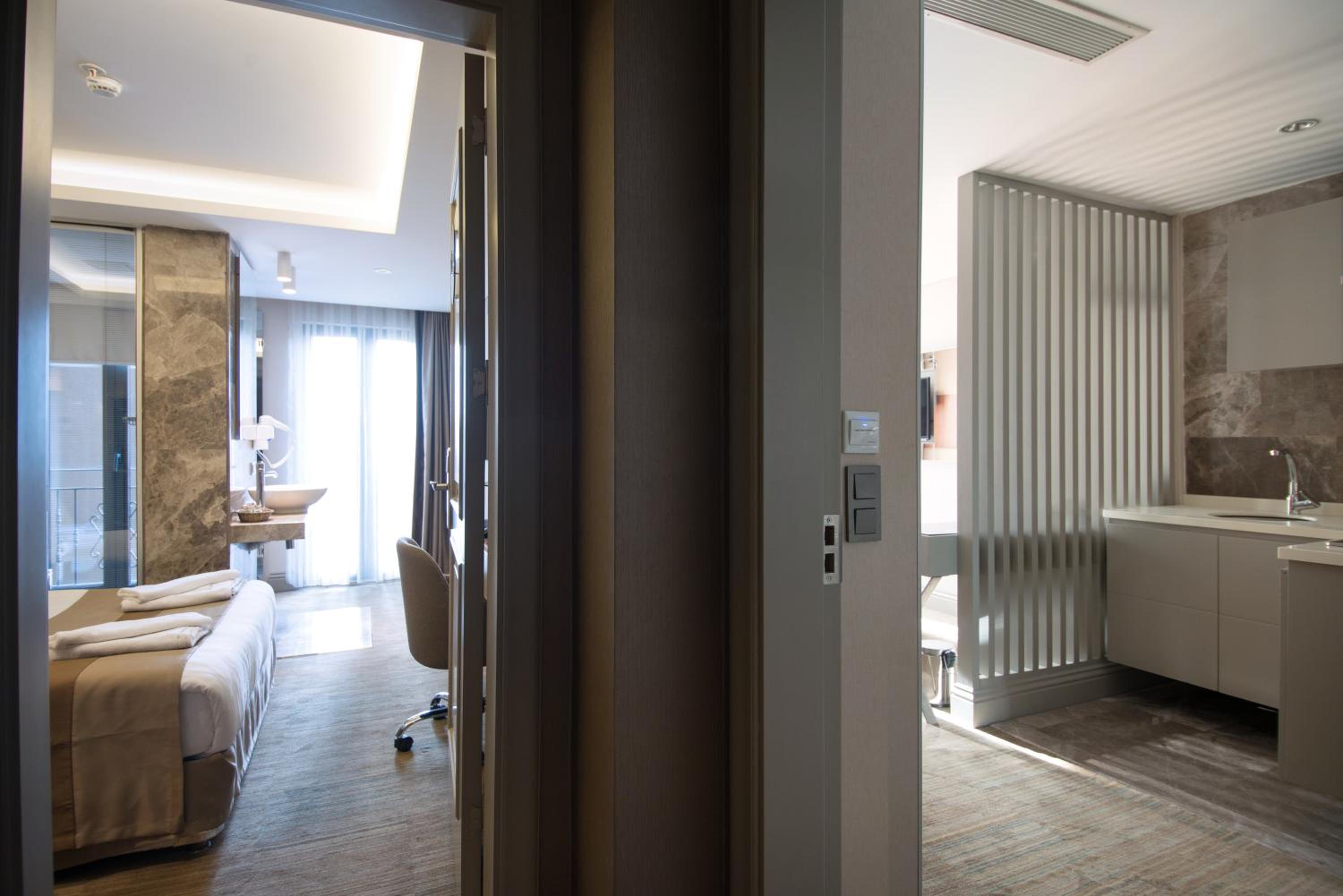 Two Connecting Family  Rooms photo 2