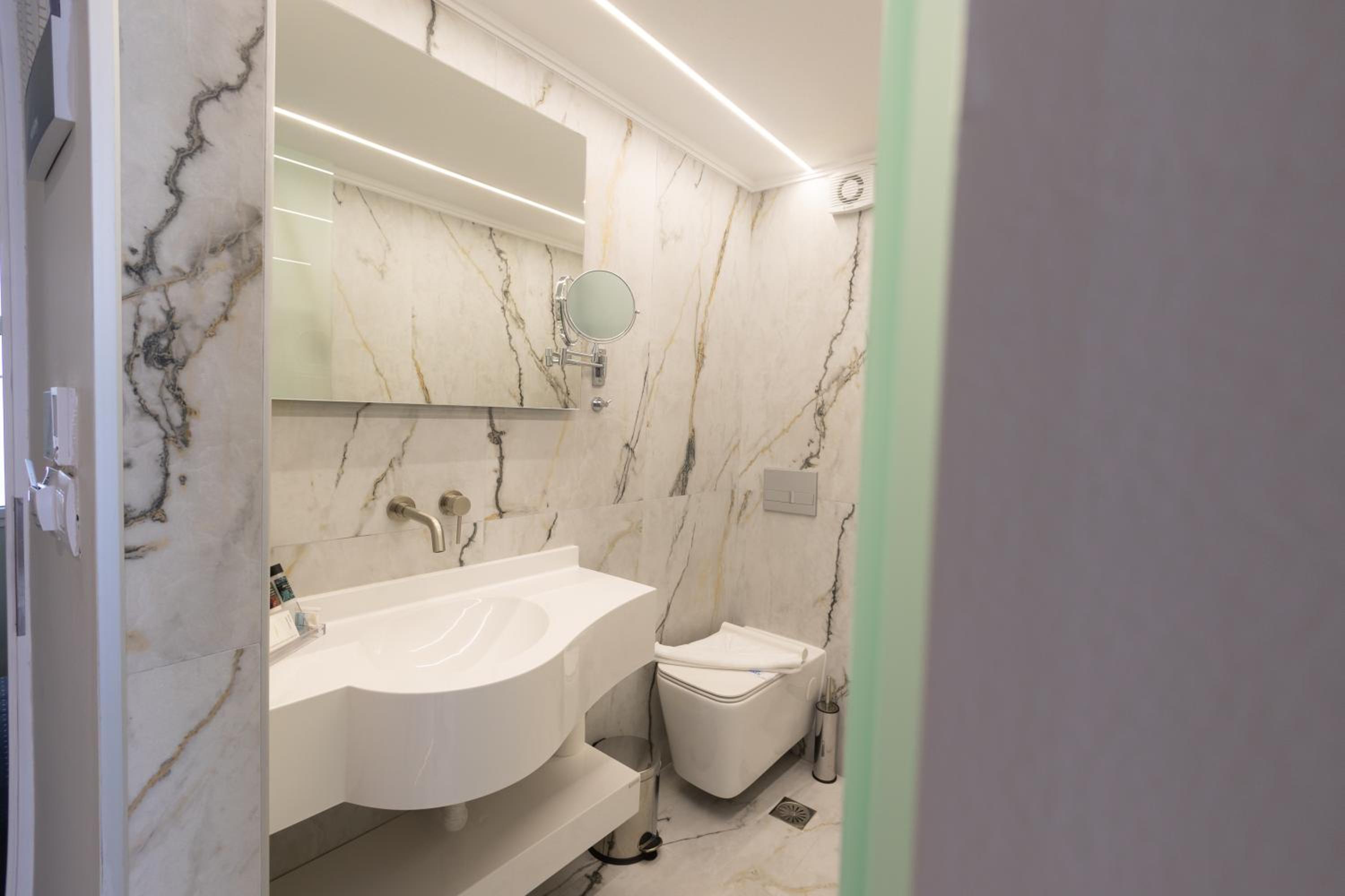 Deluxe Double or Twin Room photo 2