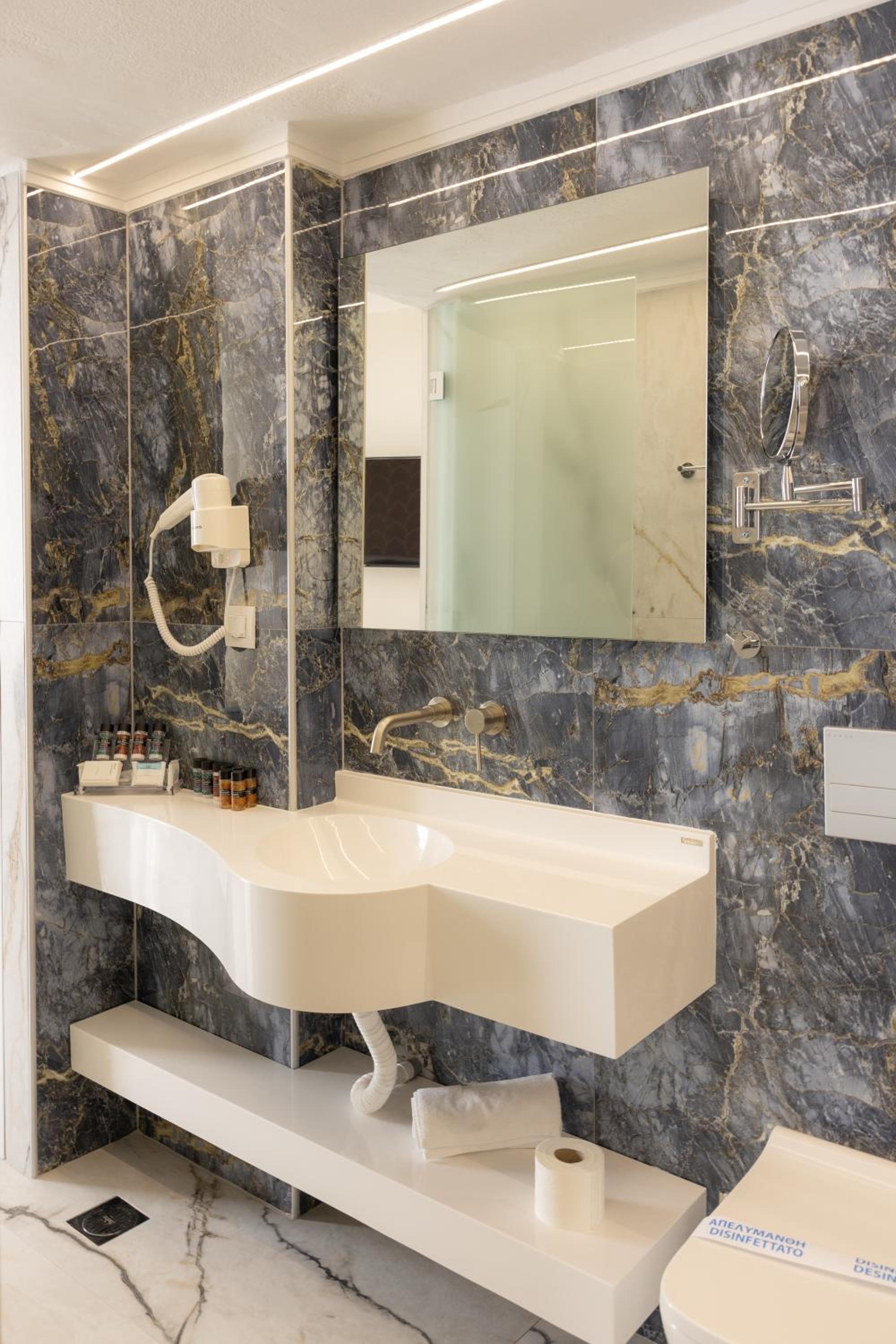 Deluxe Family Suite photo 3
