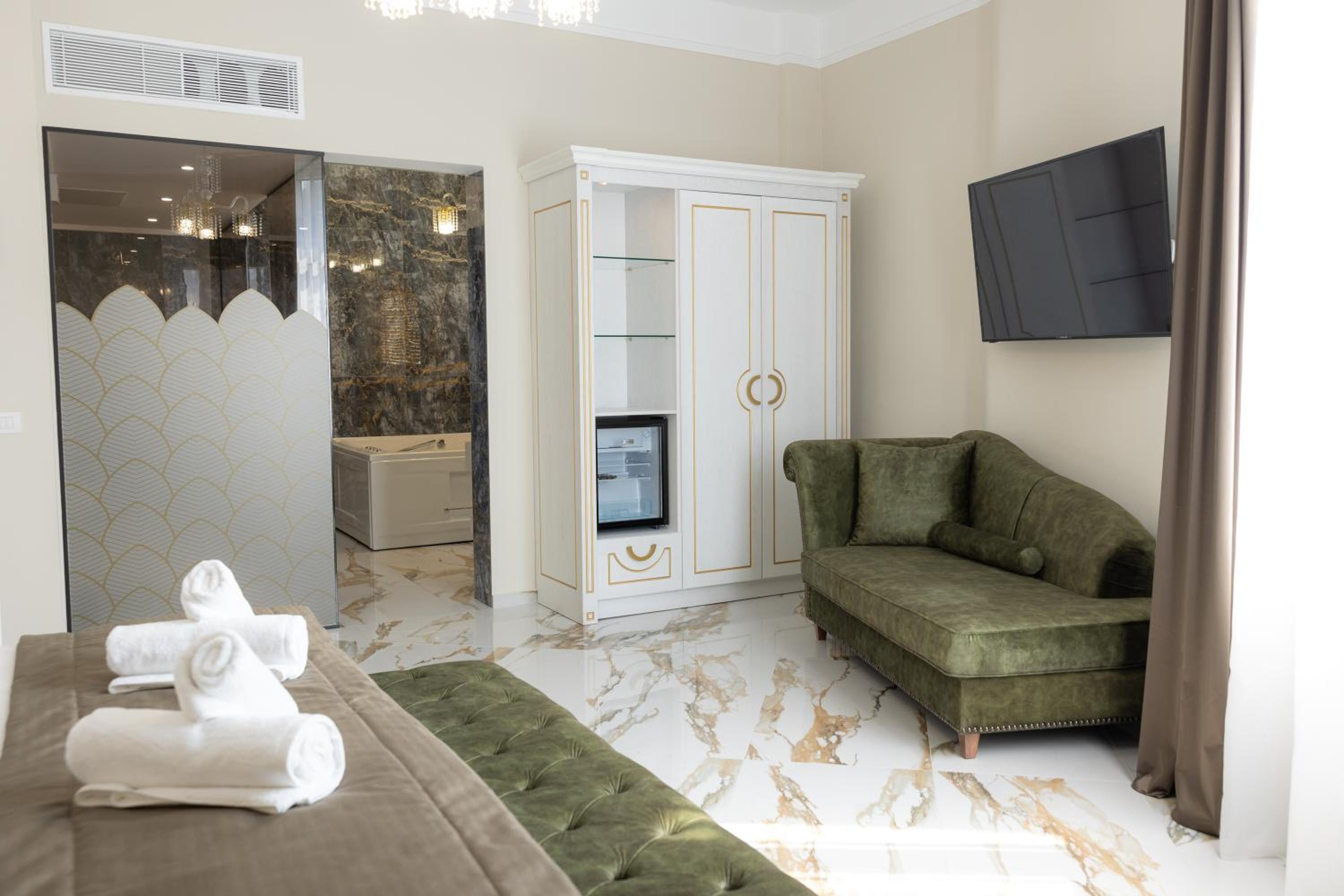 Deluxe Suite with Spa Bath photo 3