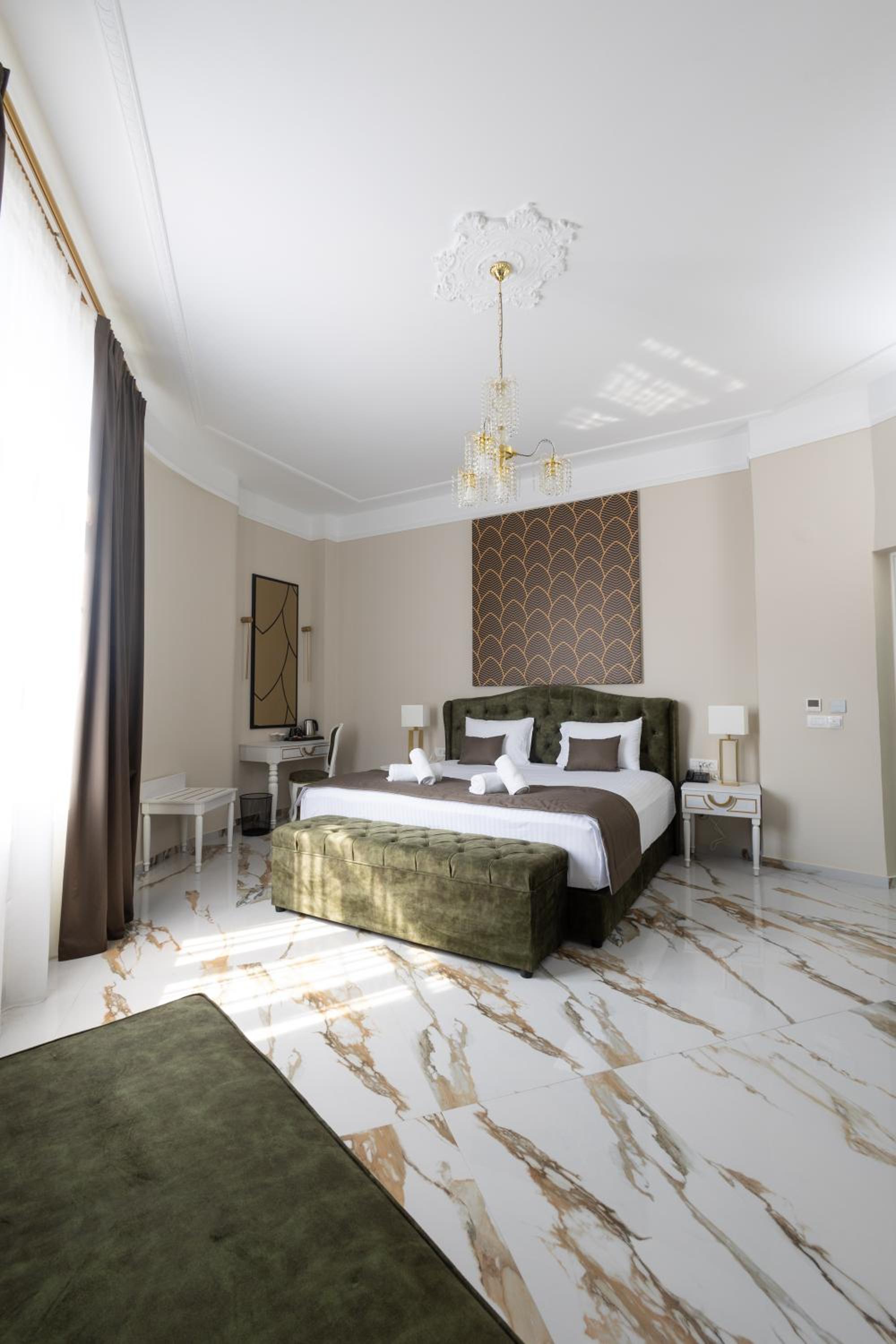 Deluxe Suite with Spa Bath photo 2