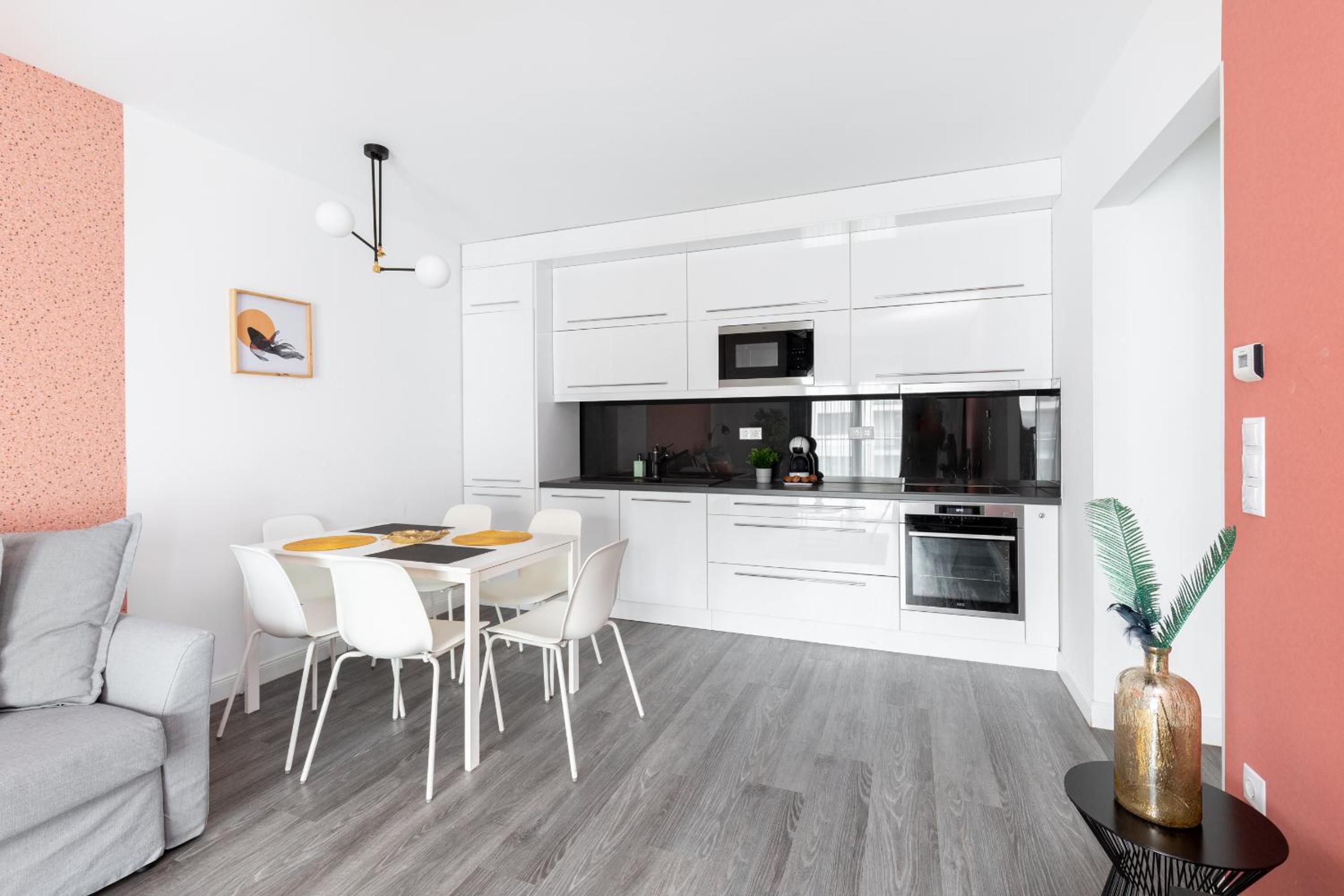 One-Bedroom Apartment - Photo 2