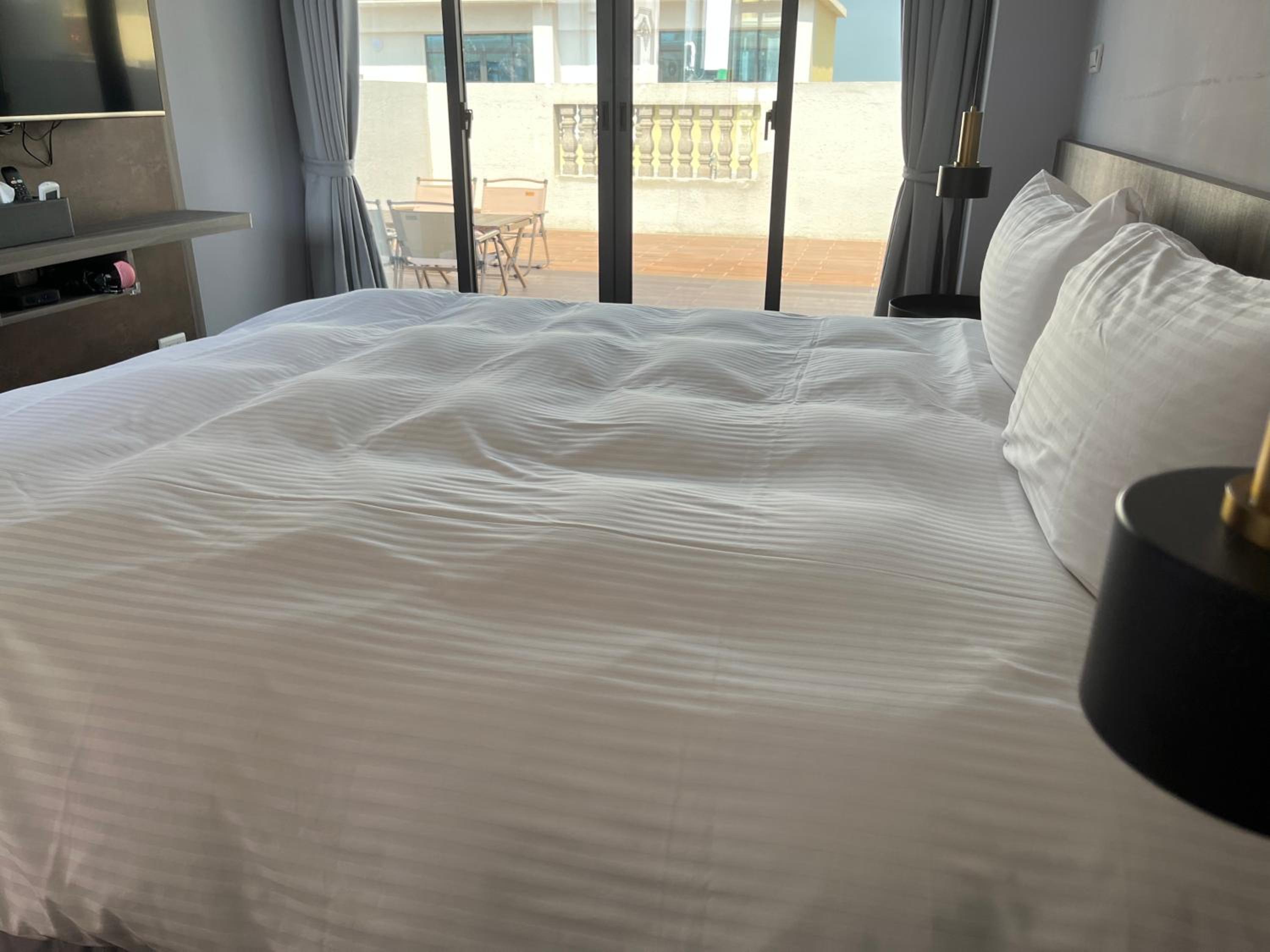 Deluxe Double Room with Side Sea View