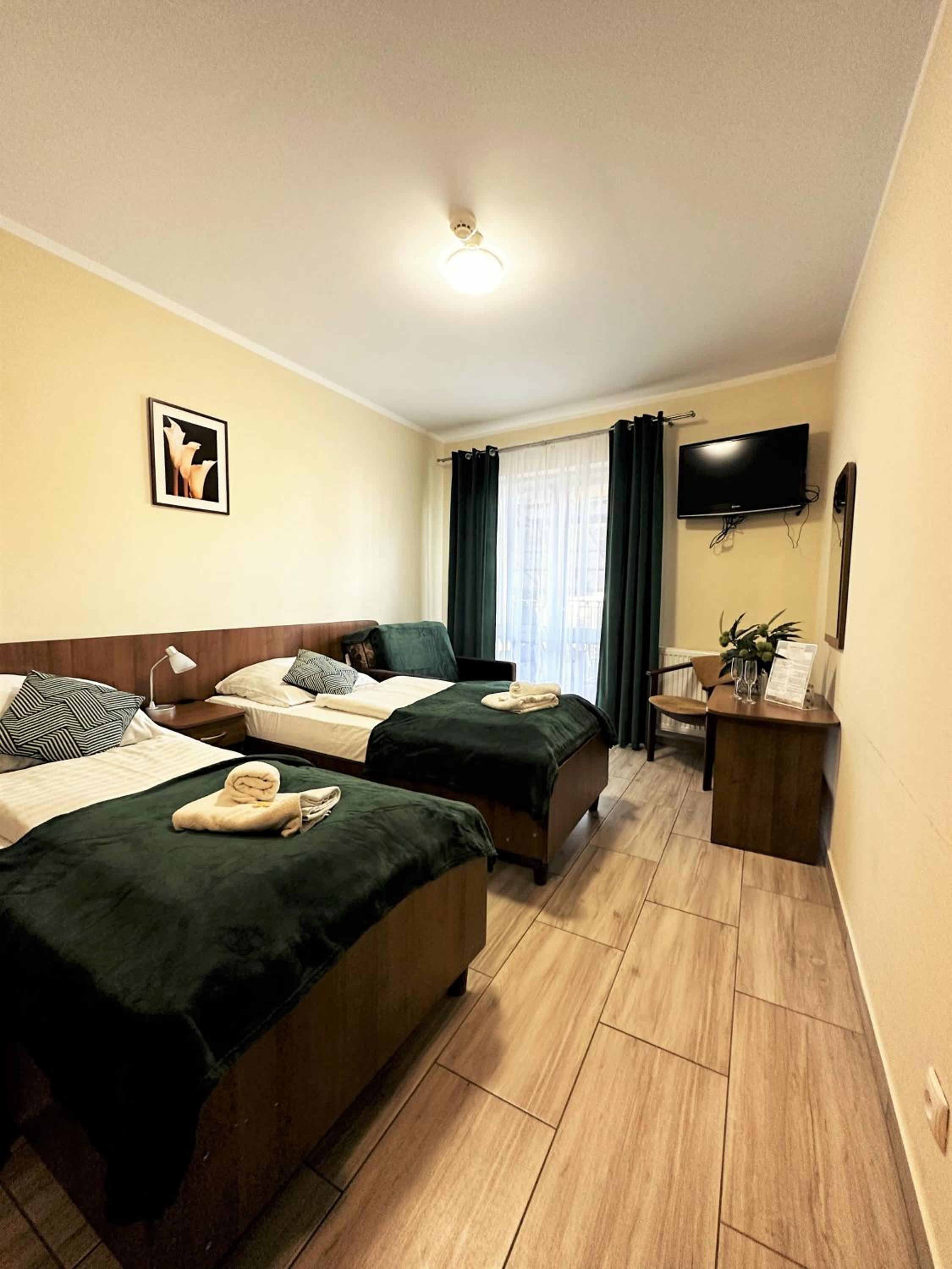 Standard Twin Room with Sofa - Photo 17