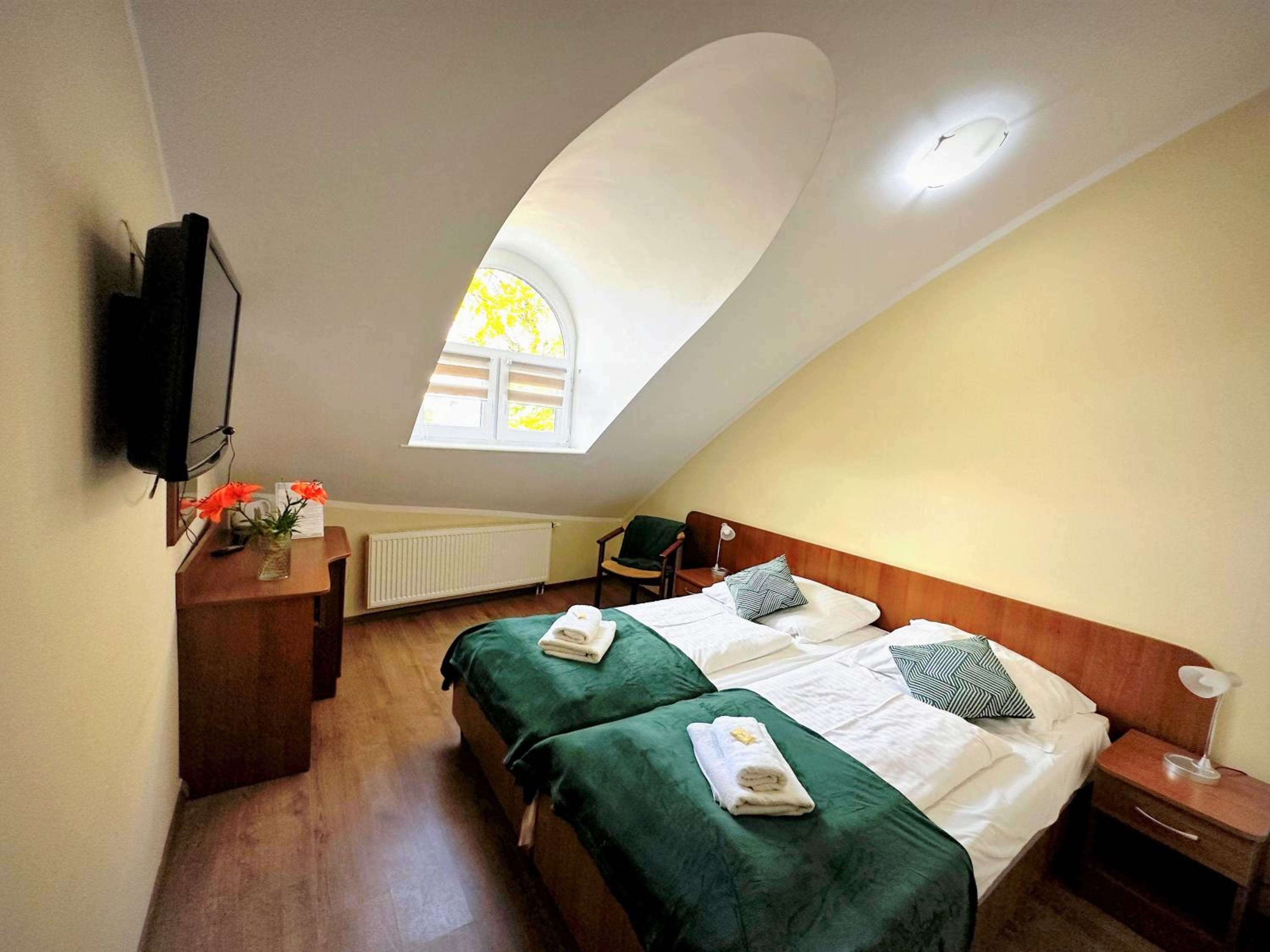 Economy Twin Room without Balcony - Attic - Photo 1