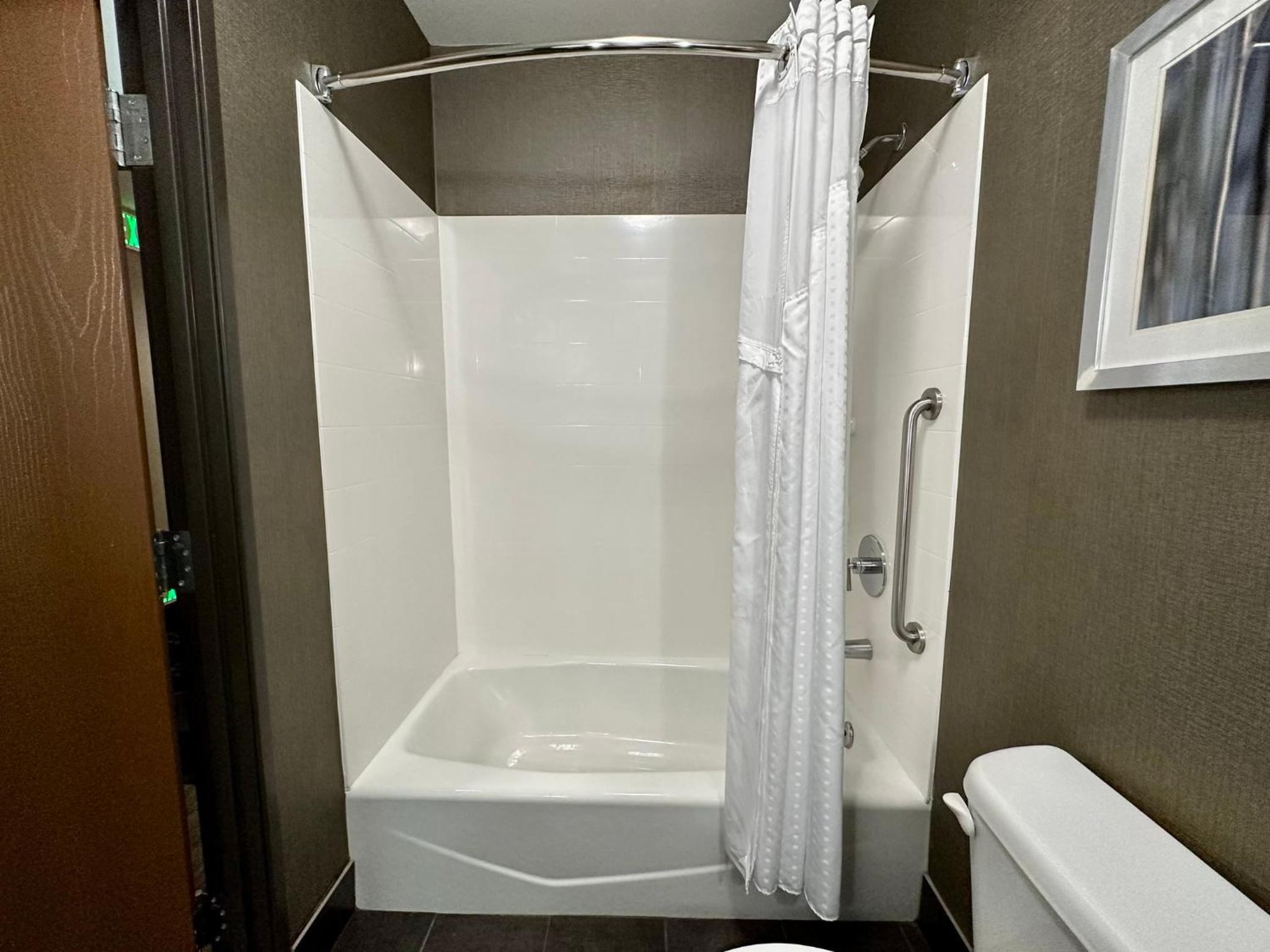 Standard Queen Room with Two Queen Beds and Bath/Shower photo 2