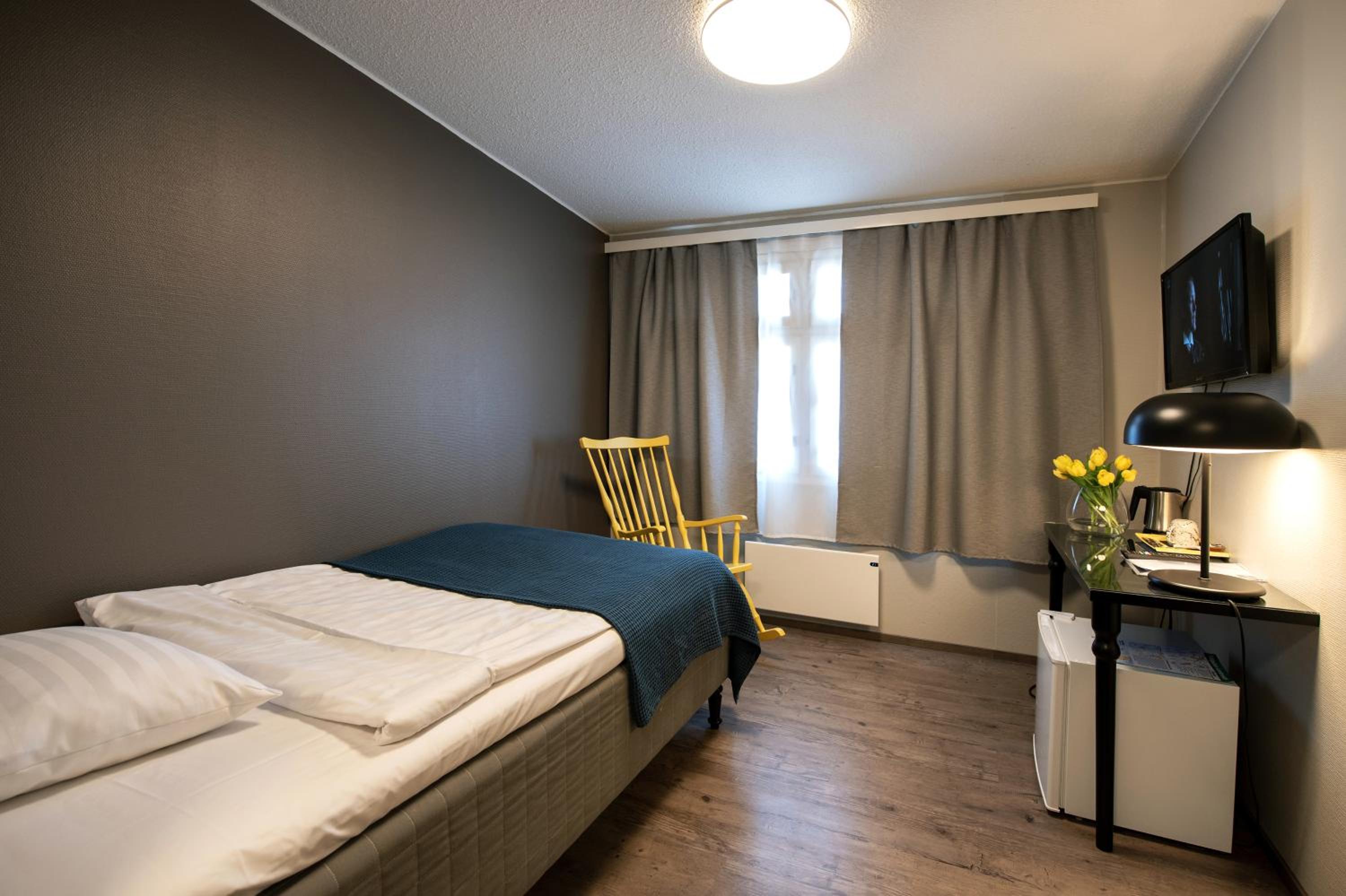 Single Room with Bathroom photo 1
