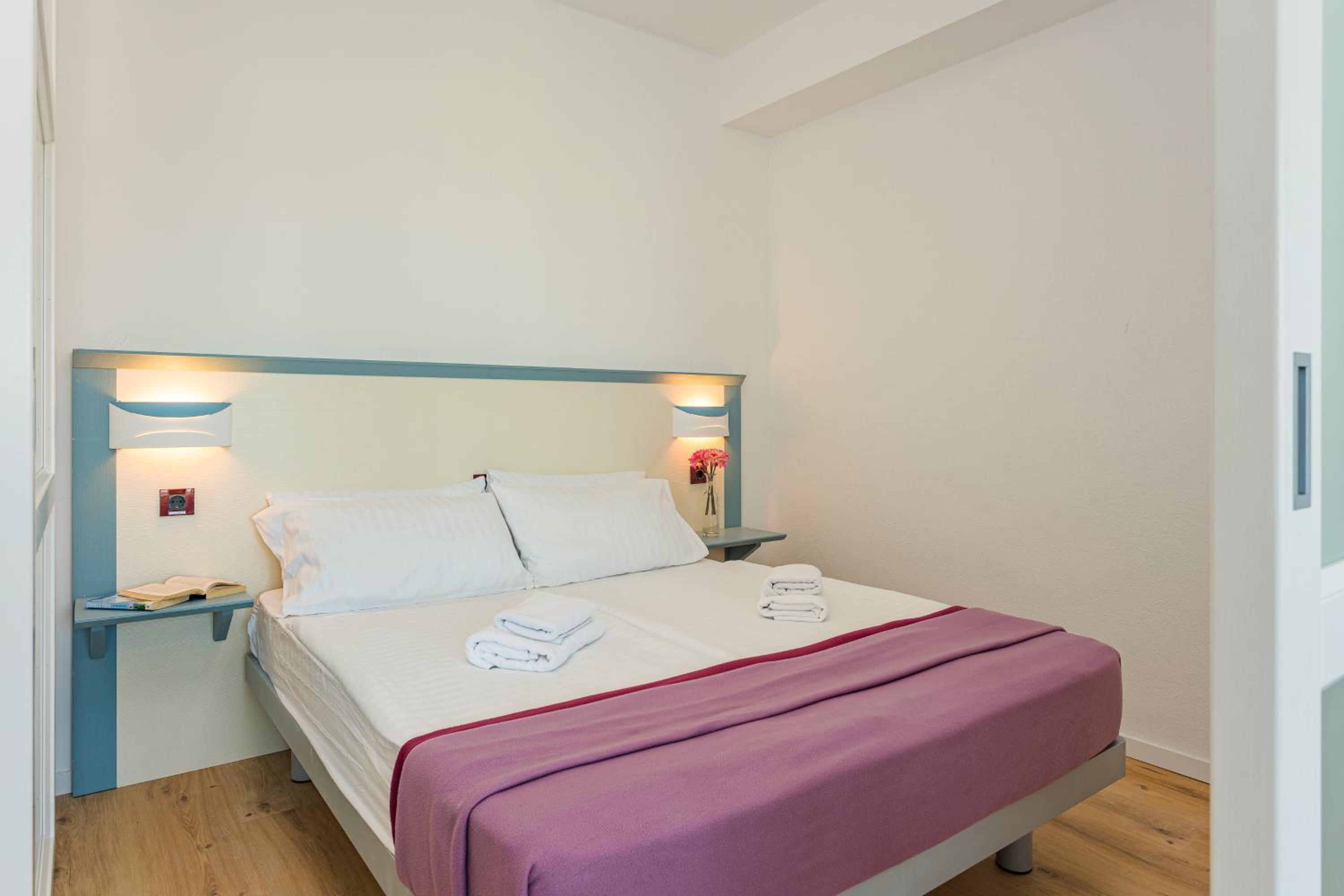 Two-Bedroom Apartment with Balcony and Sea View (4 people)