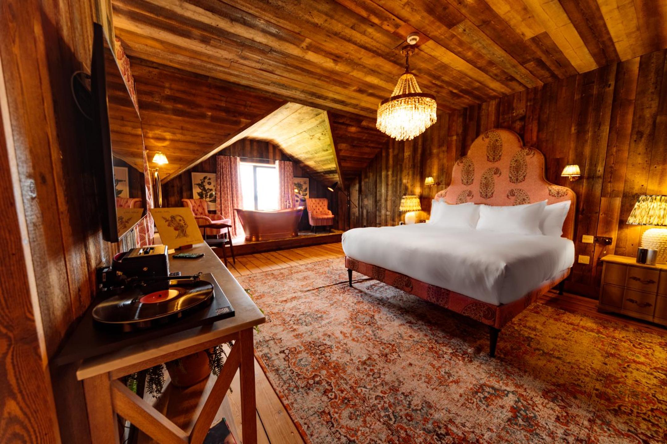The Lakeview Suite