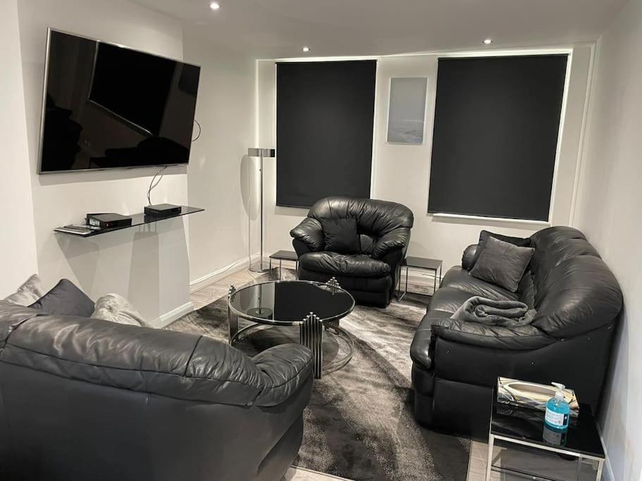 Three-Bedroom Apartment photo 2