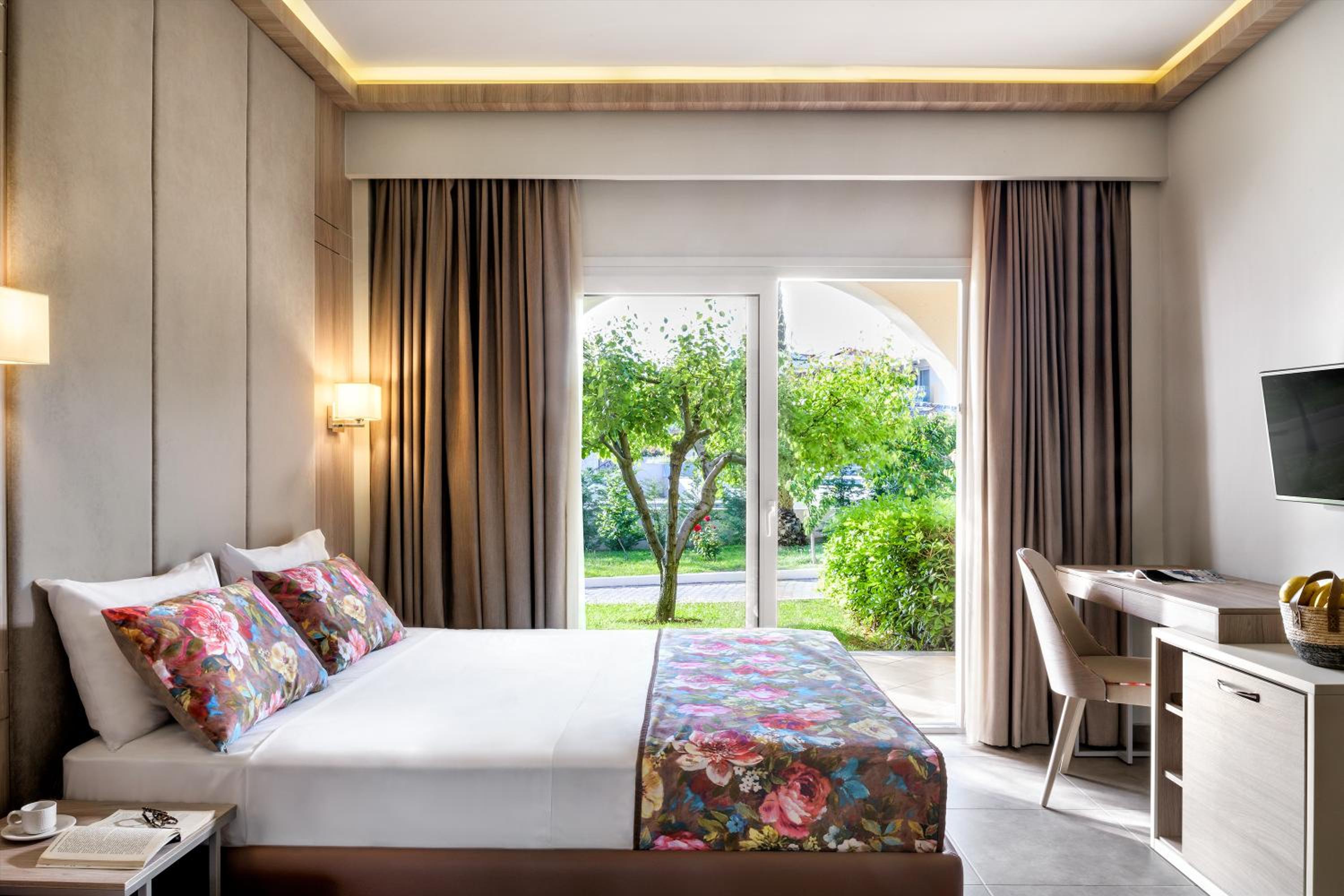 Deluxe Double Room with Garden View - Photo 2