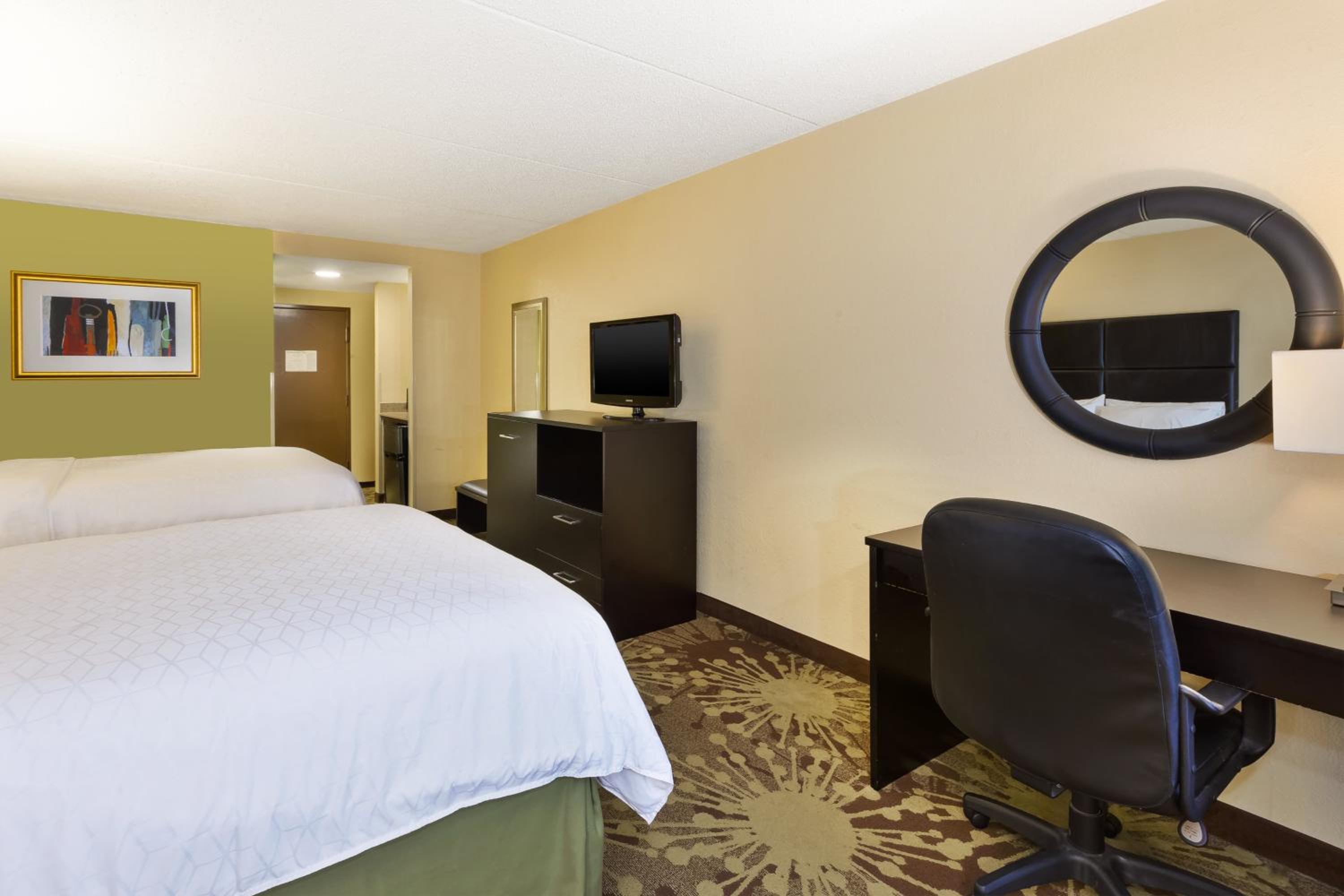 Standard Room with Two Queen Beds - Photo 6