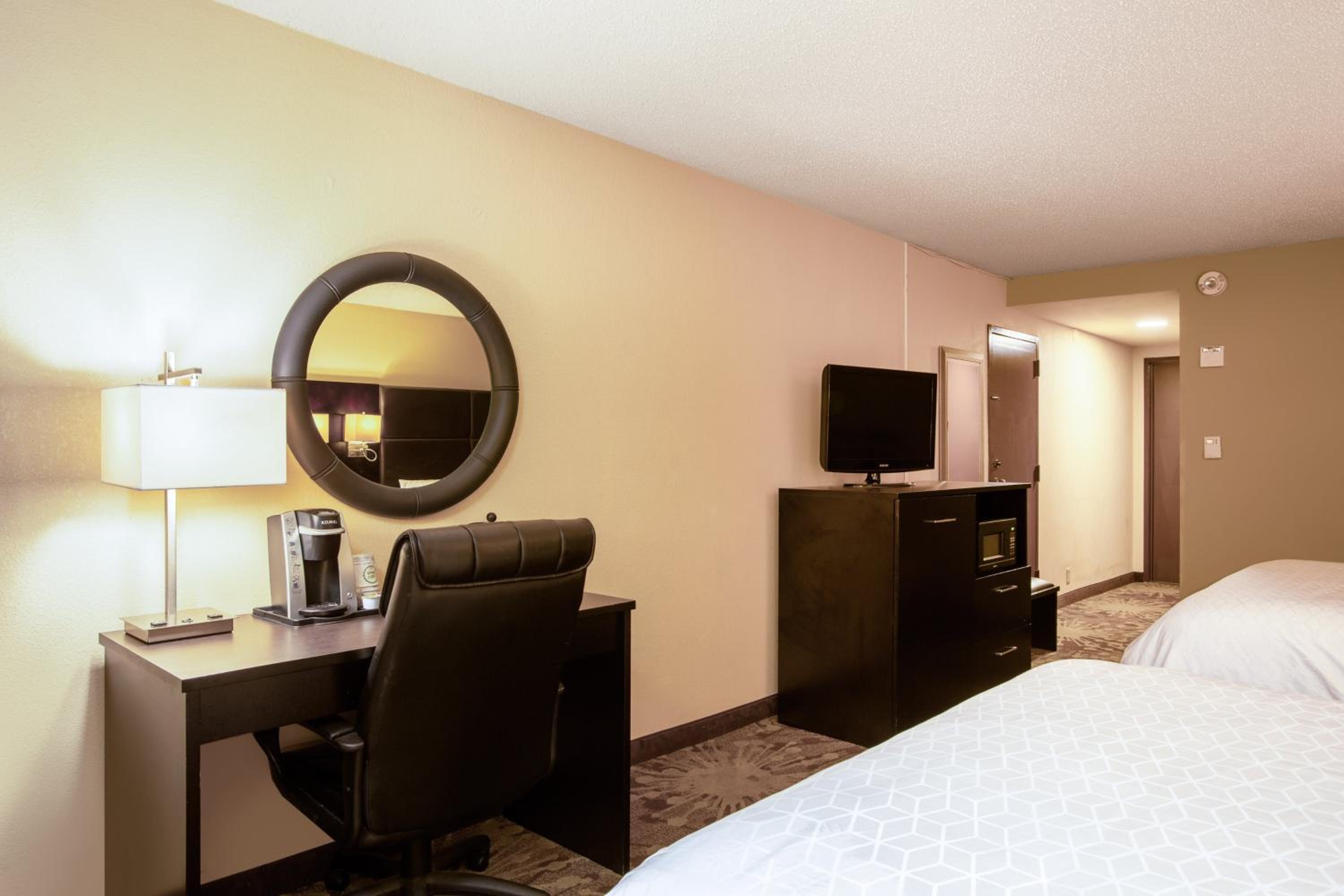Standard Room with Two Queen Beds - Photo 3