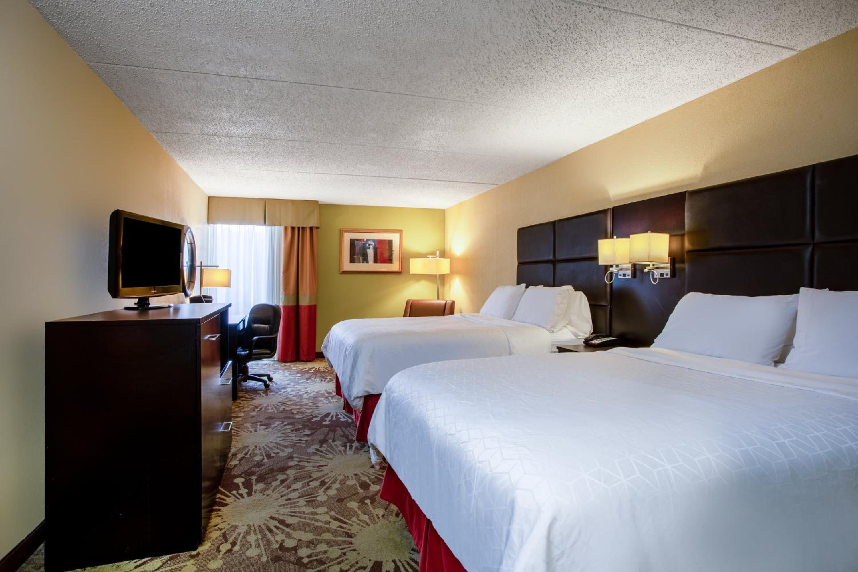 Standard Room with Two Queen Beds - Photo 7